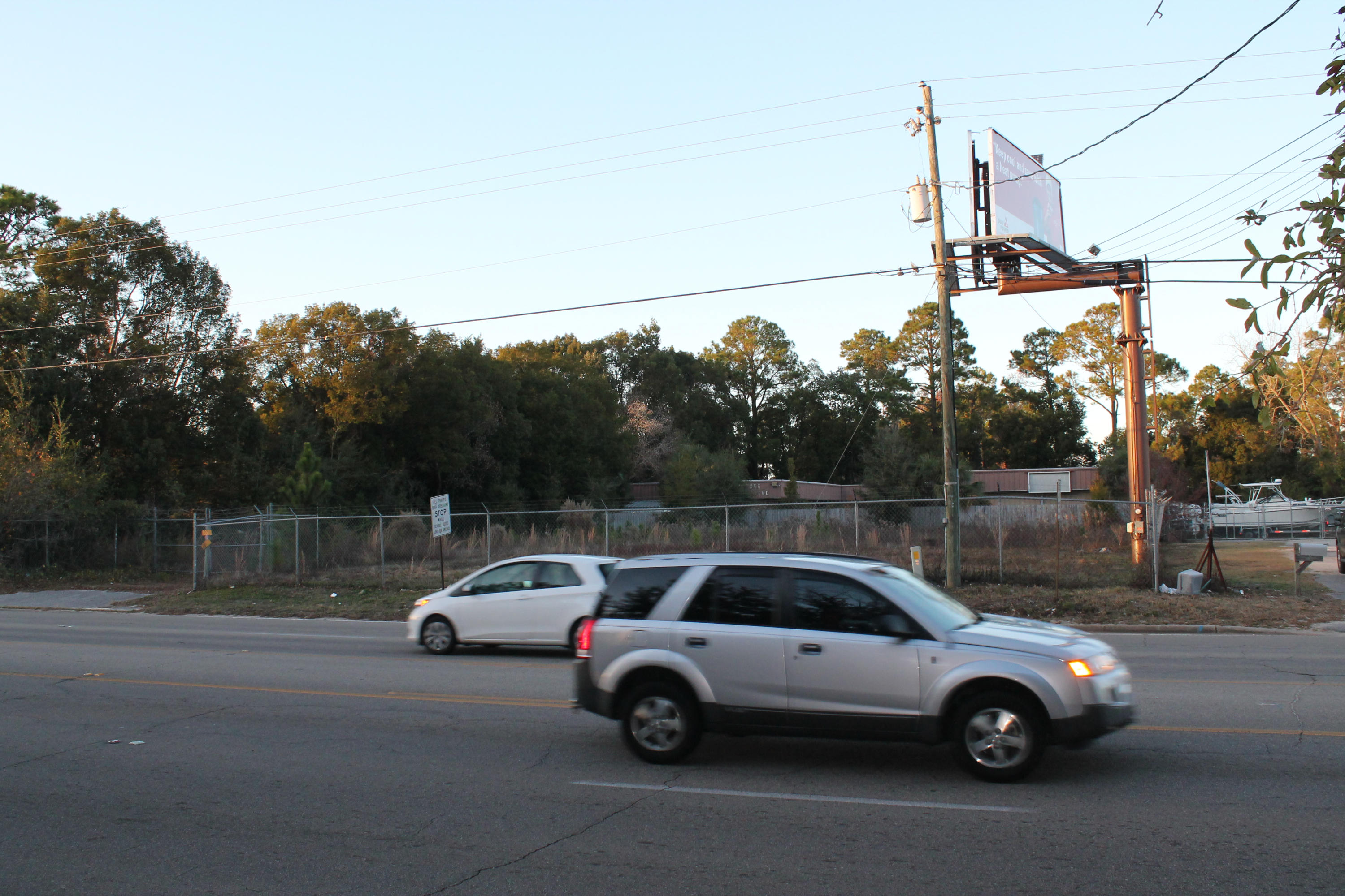 Main image without alt text