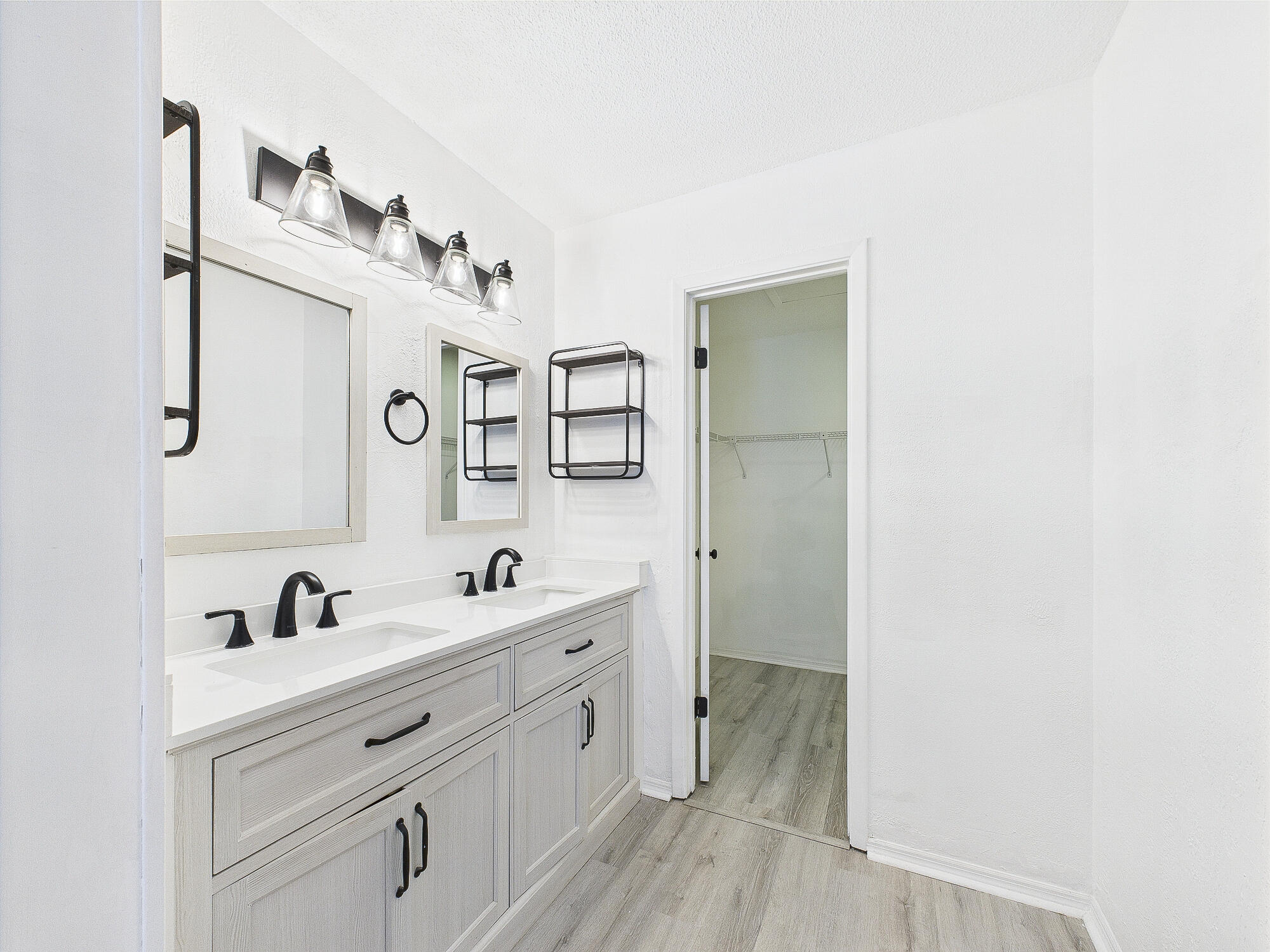 ROYAL OAK VILLAS BLUEWATER BAY - Residential