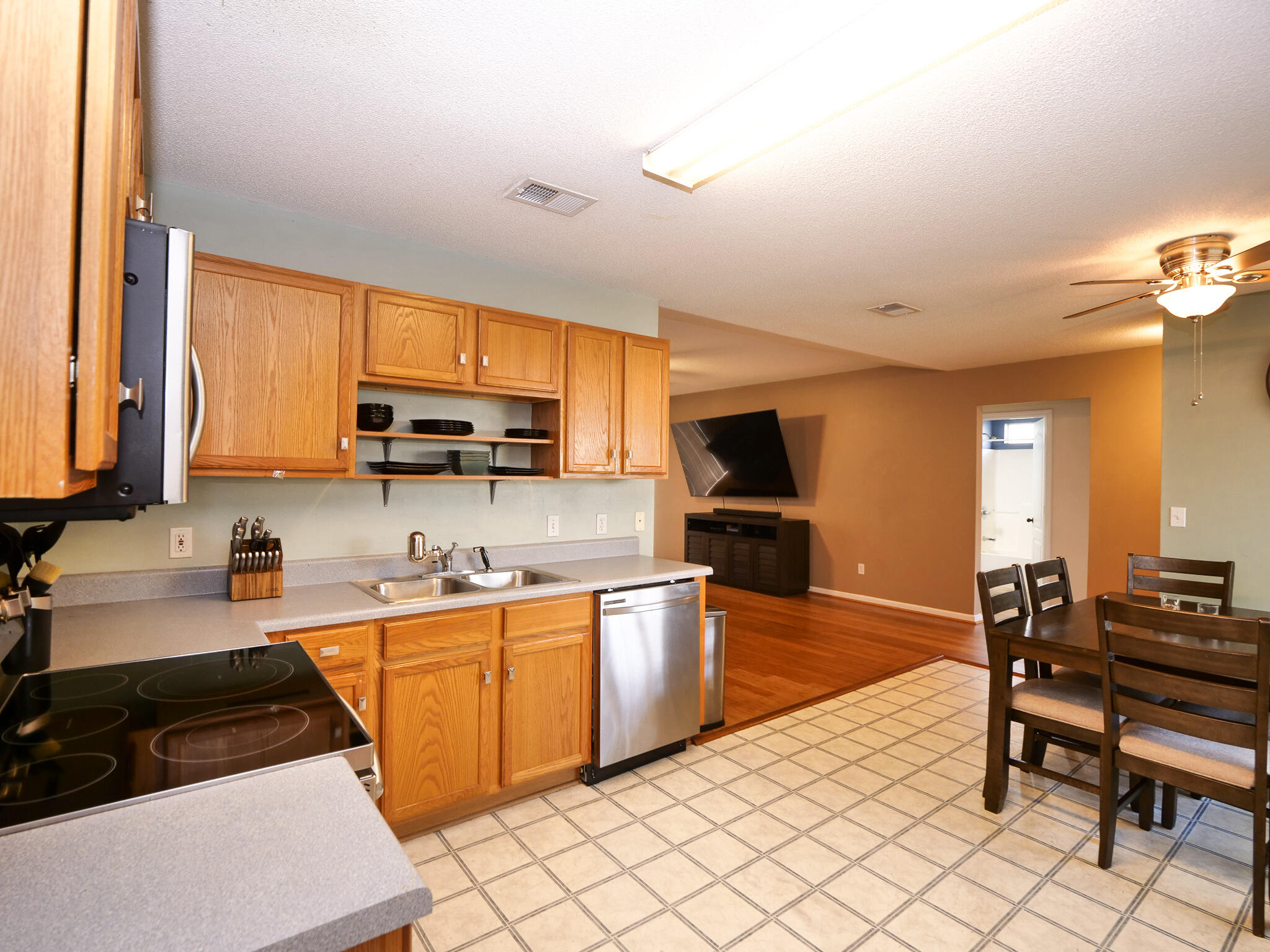 HARLAN SQUARES/D LOT 1 BLK B - Residential