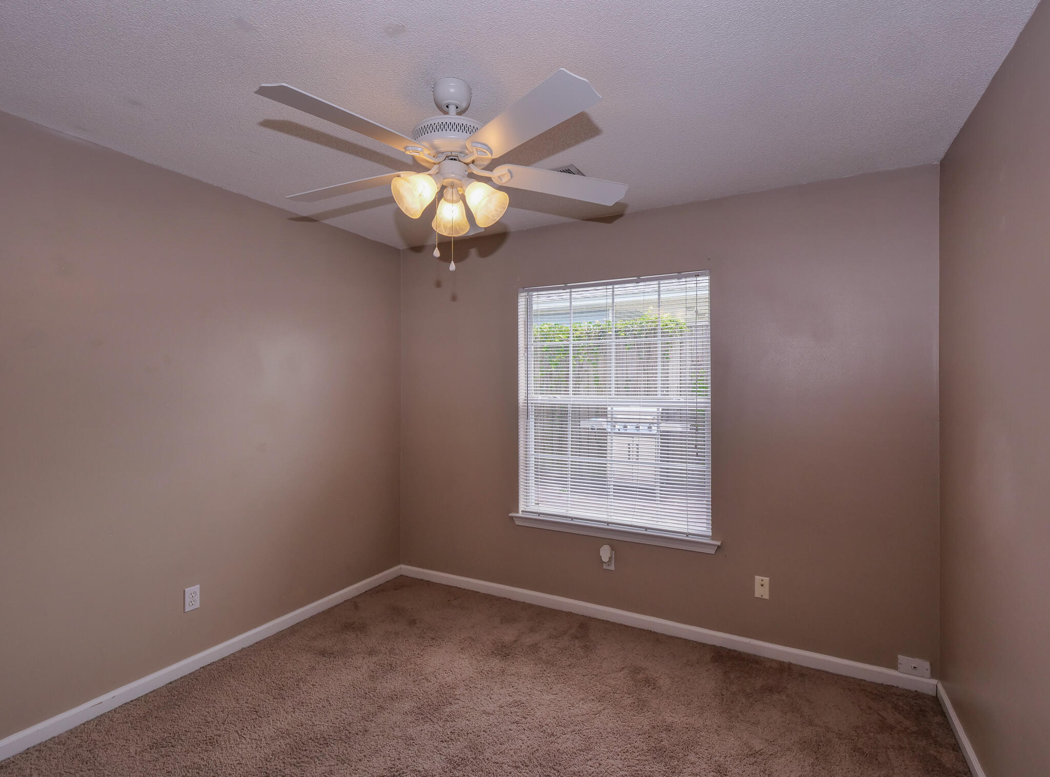 HARLAN SQUARES/D LOT 1 BLK B - Residential
