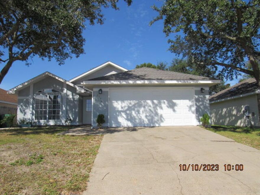 Great central location in Destin! 3 bedroom home with travertine tile, bamboo flooring and granite counter tops in the kitchen.  Convenient to shopping, beaches and restaurants! No pets allowed and no smoking/vaping in house or garage.  This home requires gas and electric.