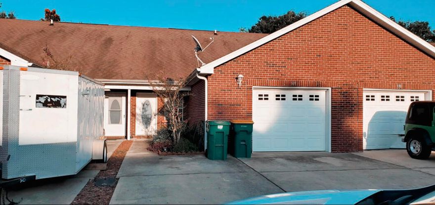 Beautiful 3 bedroom 2 bath located in the heart of Destin! Located right off of Airport road, this amazing  home is a nearly 5 minute drive to the beach! Brand new laminate flooring downstairs and brand new kitchen appliances, as well as an entire new indoor AC unit!