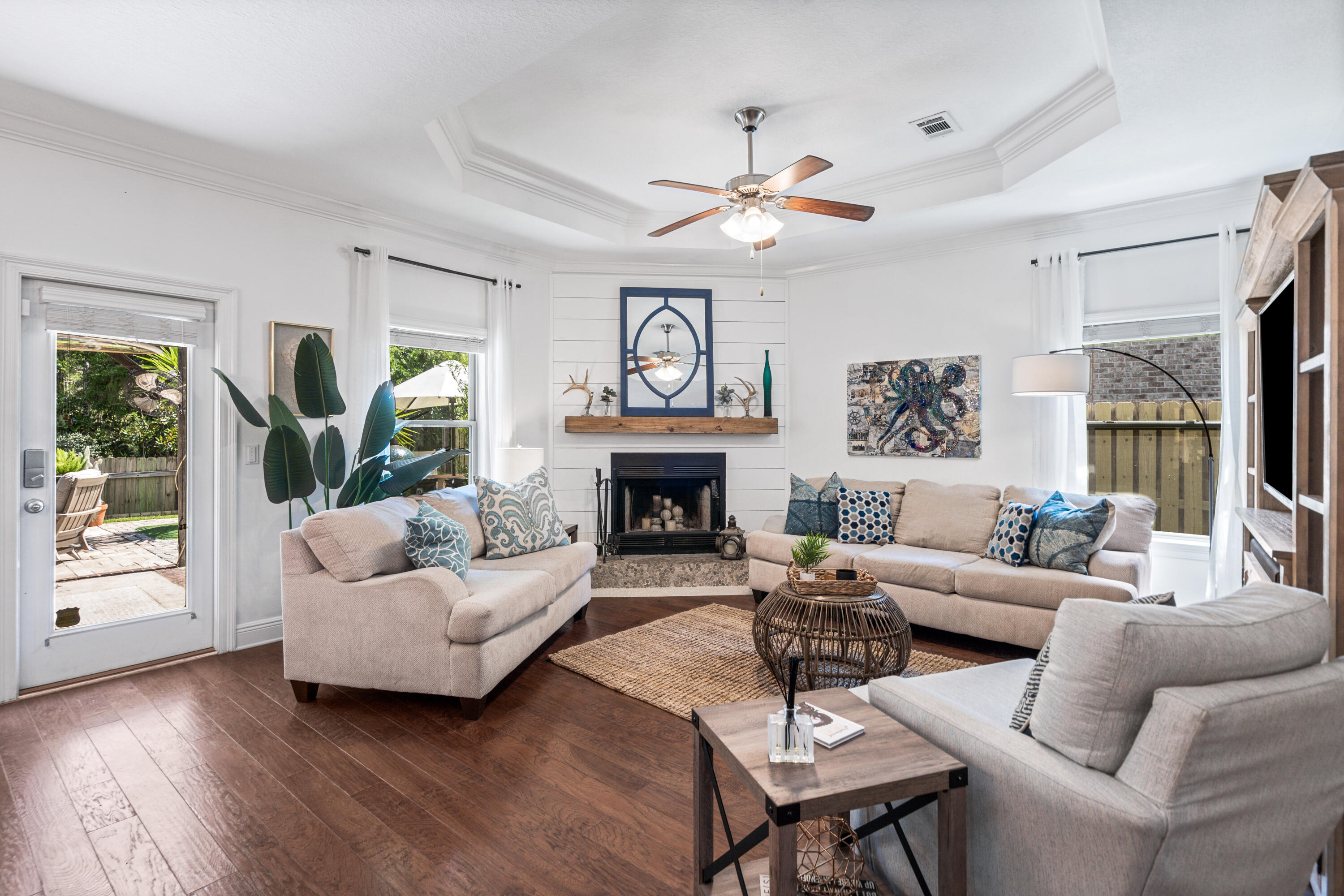 WHISPERING LAKE - Residential