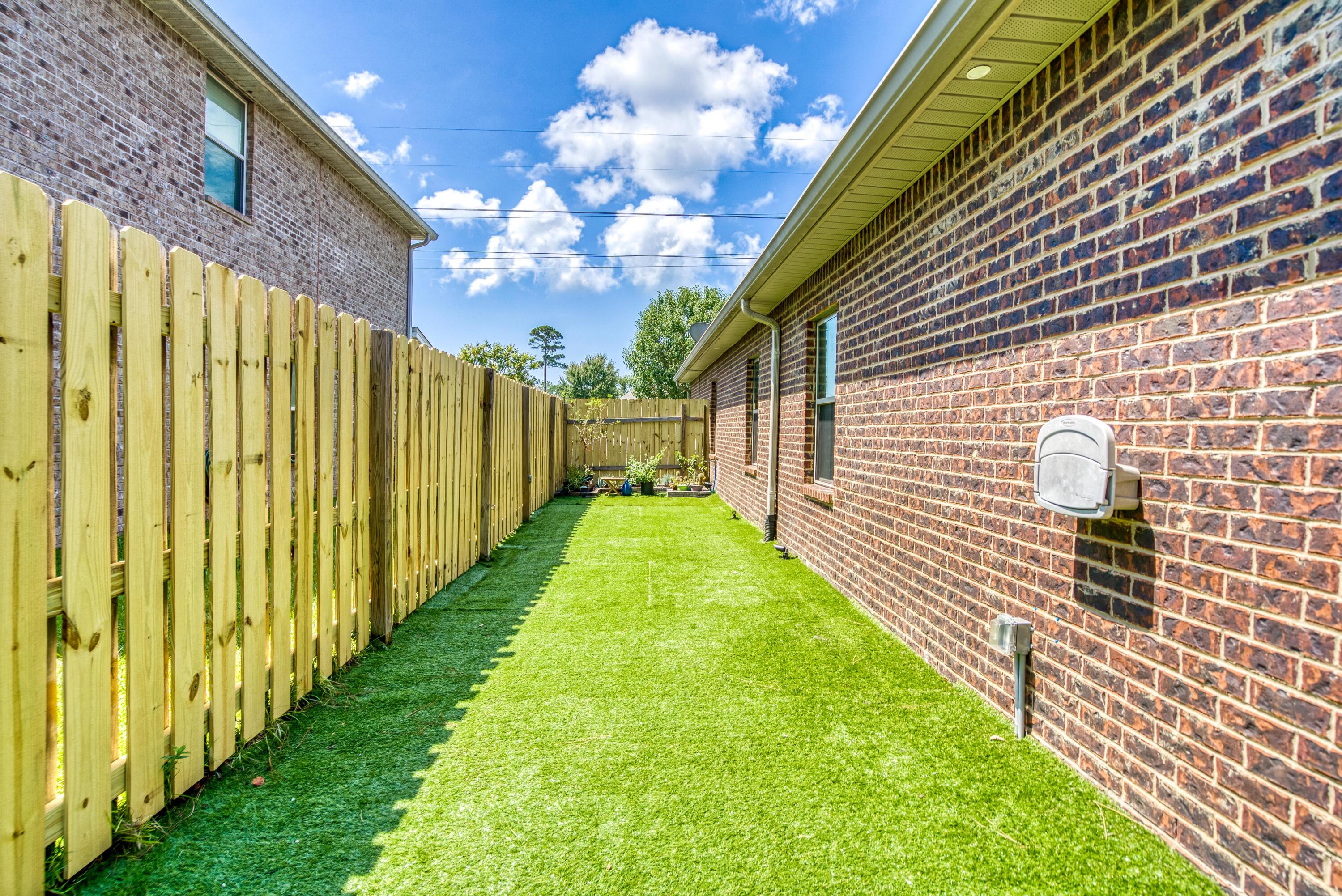 WHISPERING LAKE - Residential