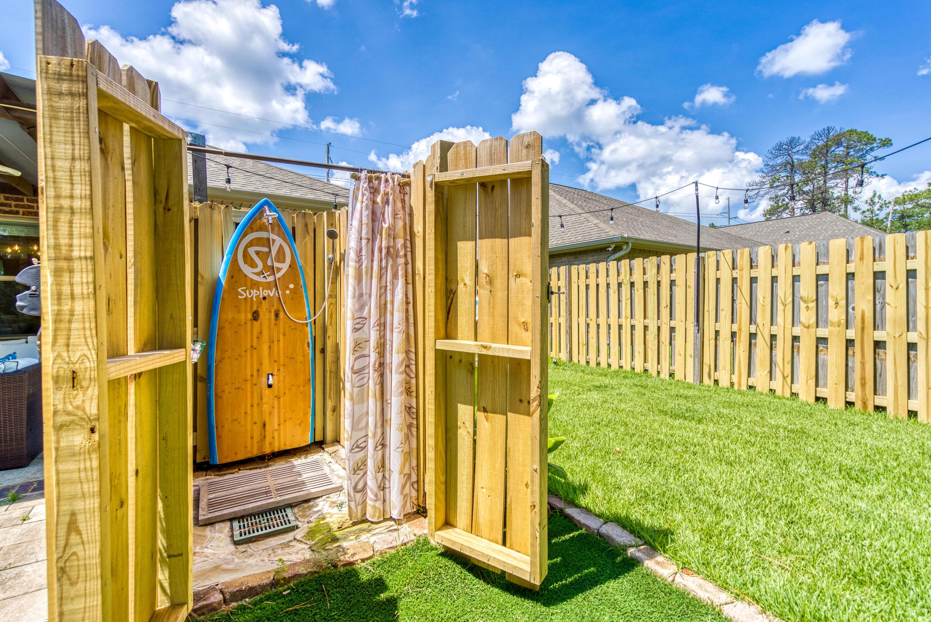 WHISPERING LAKE - Residential