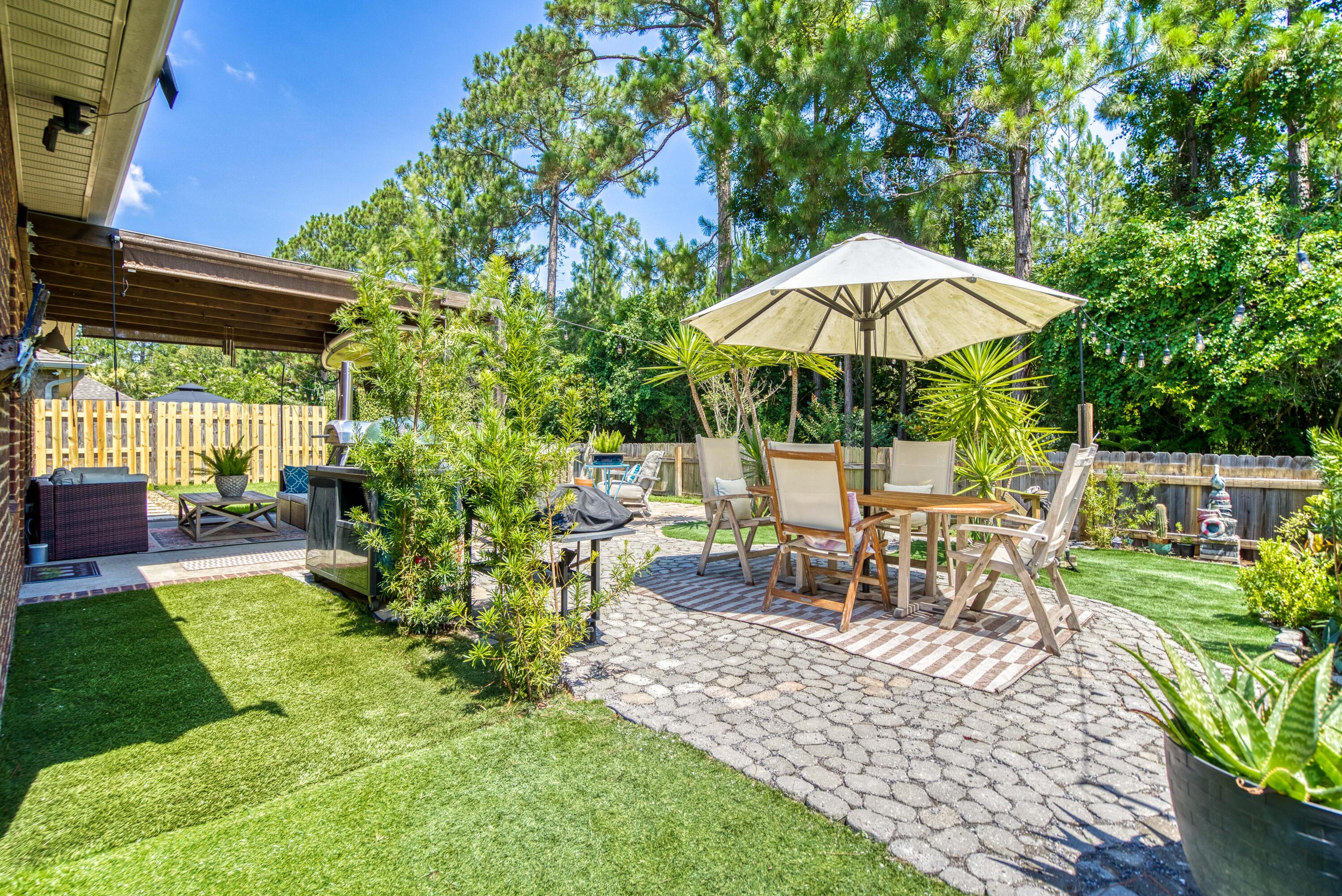 WHISPERING LAKE - Residential