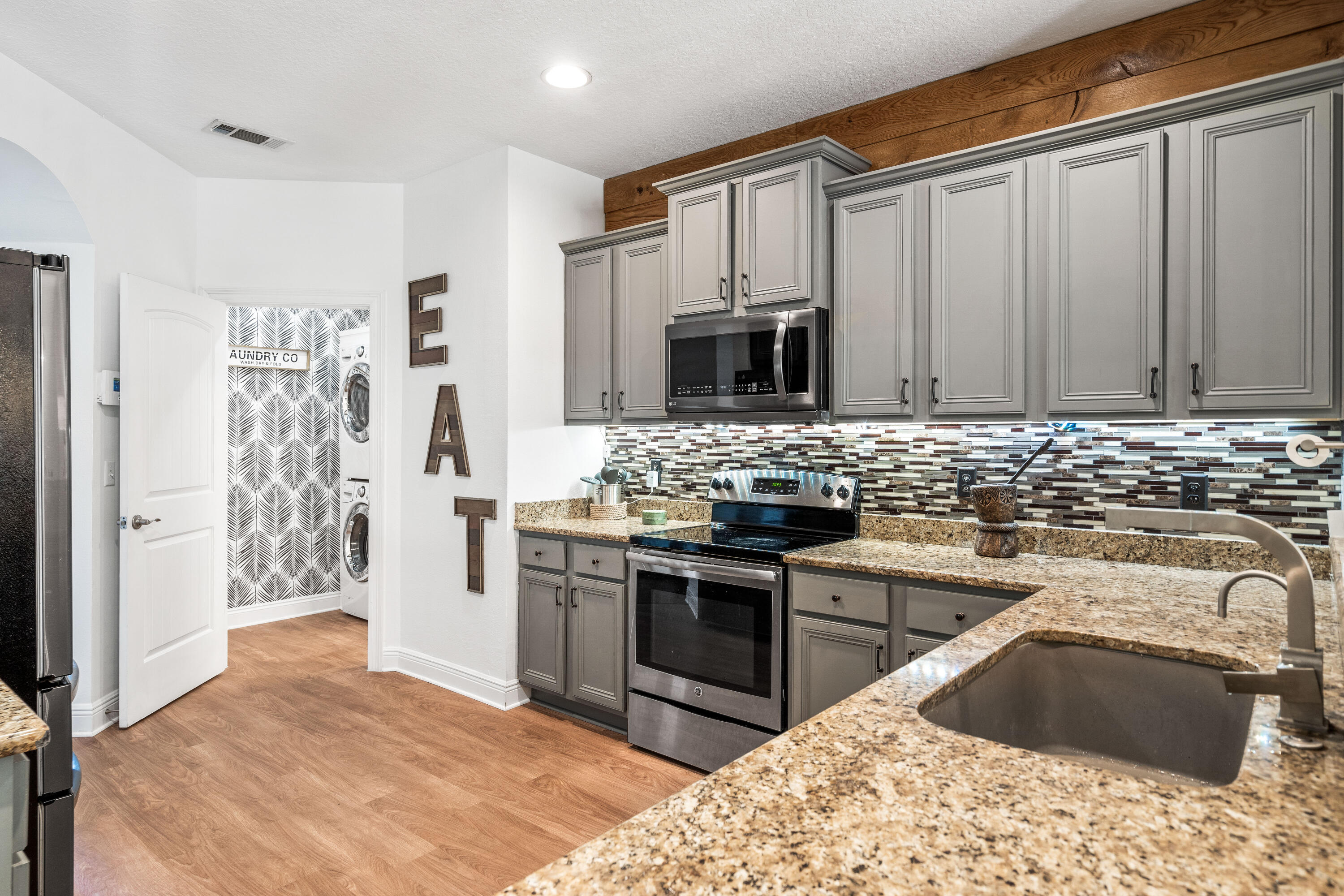 WHISPERING LAKE - Residential