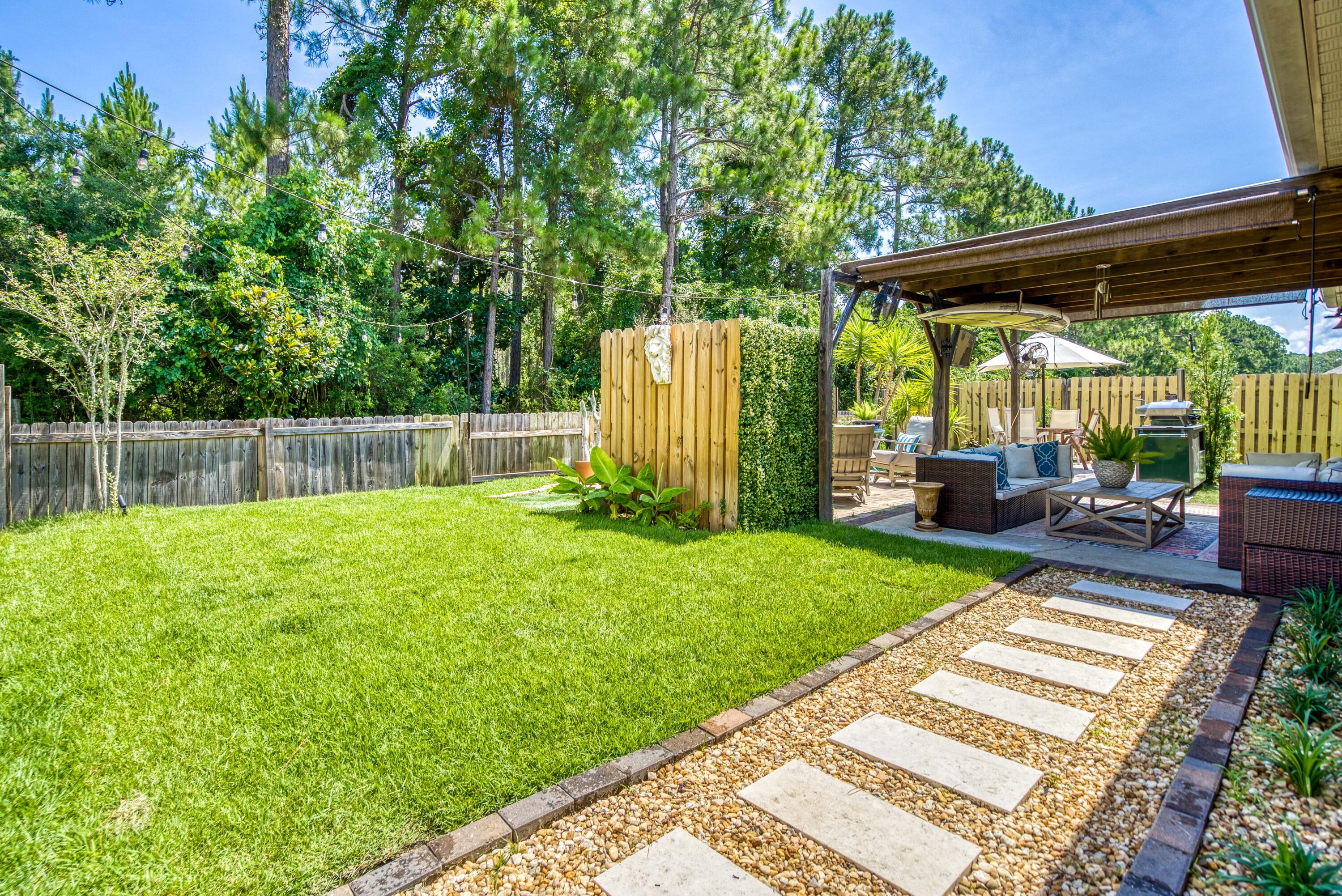 WHISPERING LAKE - Residential