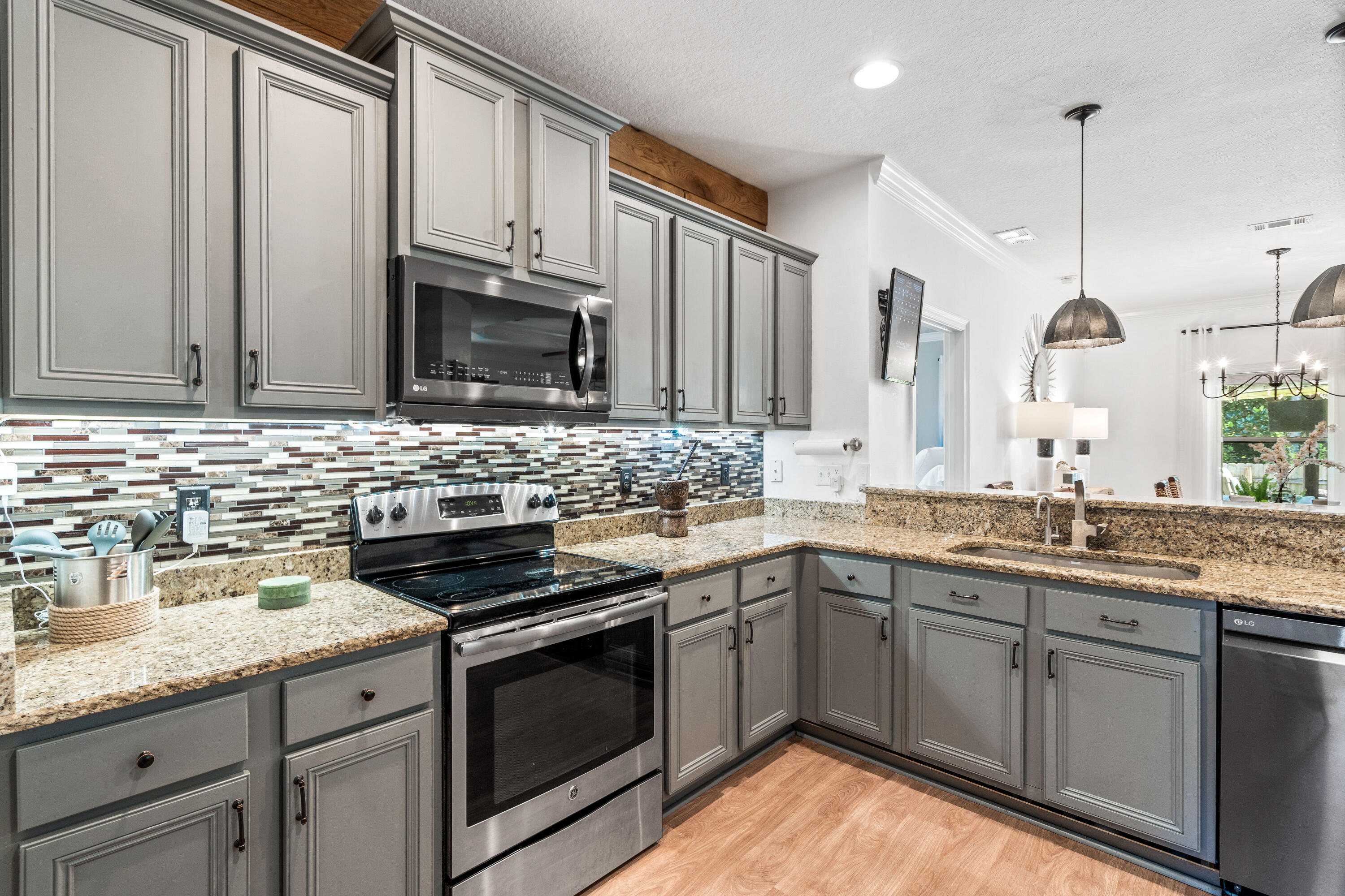 WHISPERING LAKE - Residential