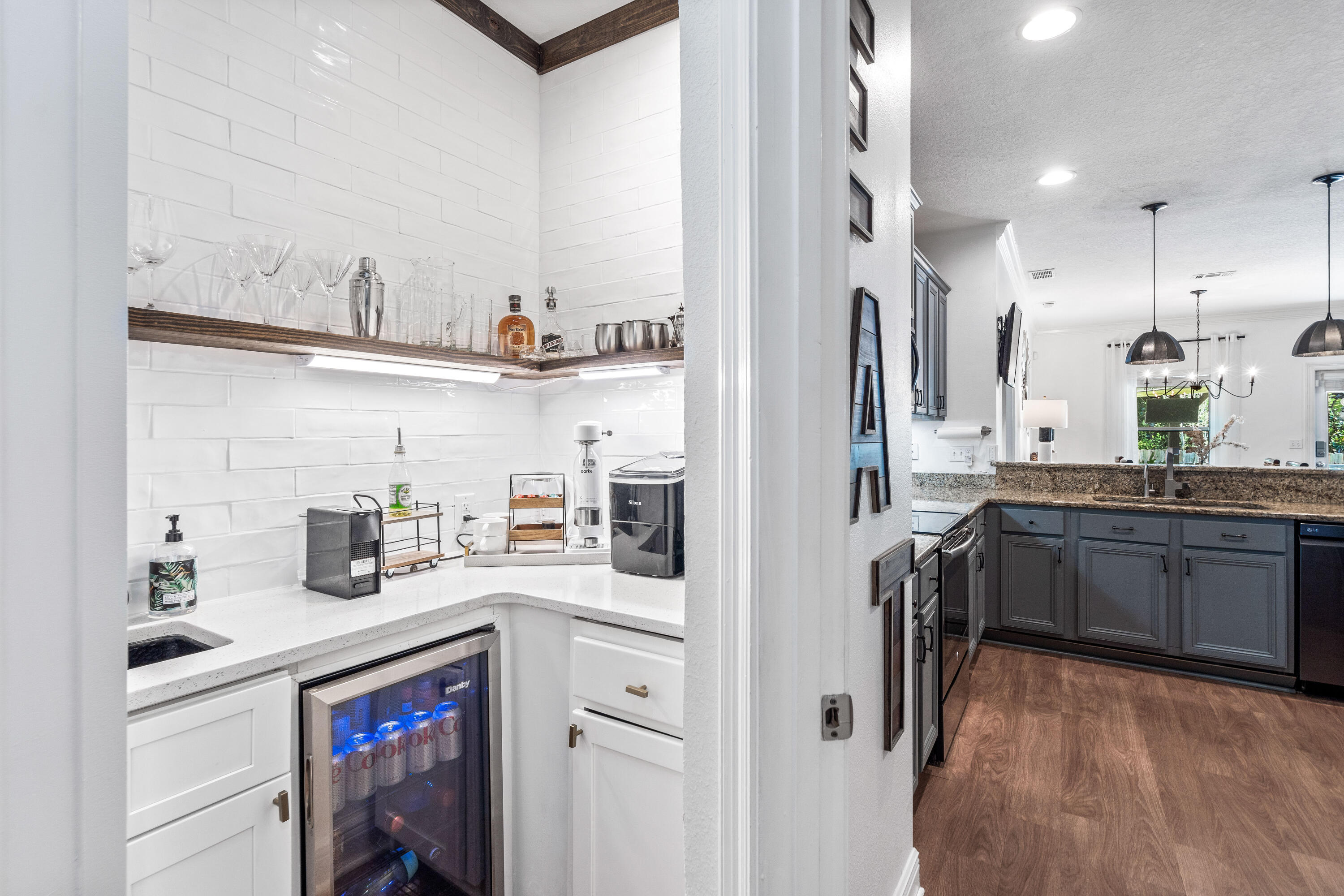 WHISPERING LAKE - Residential