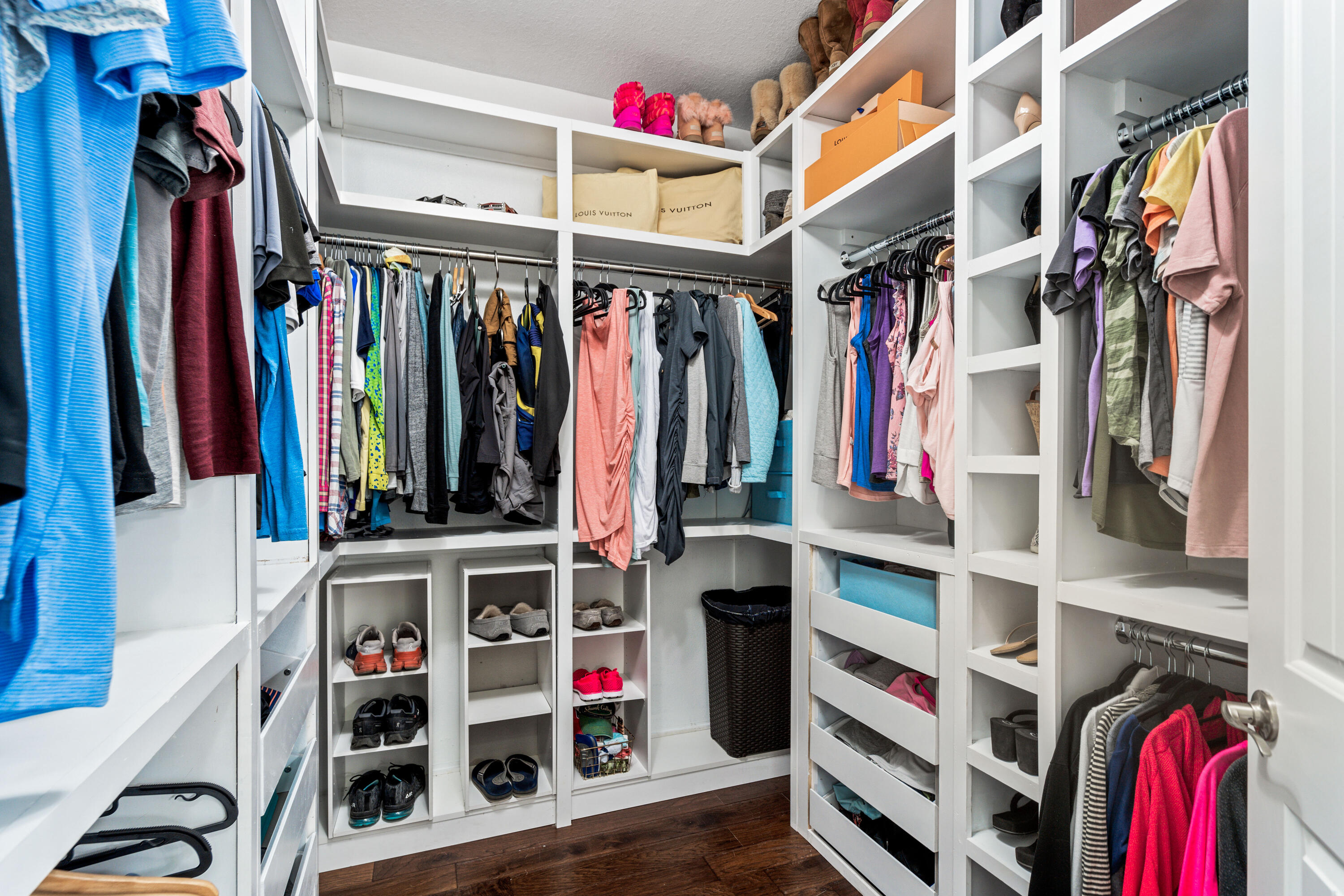 WHISPERING LAKE - Residential