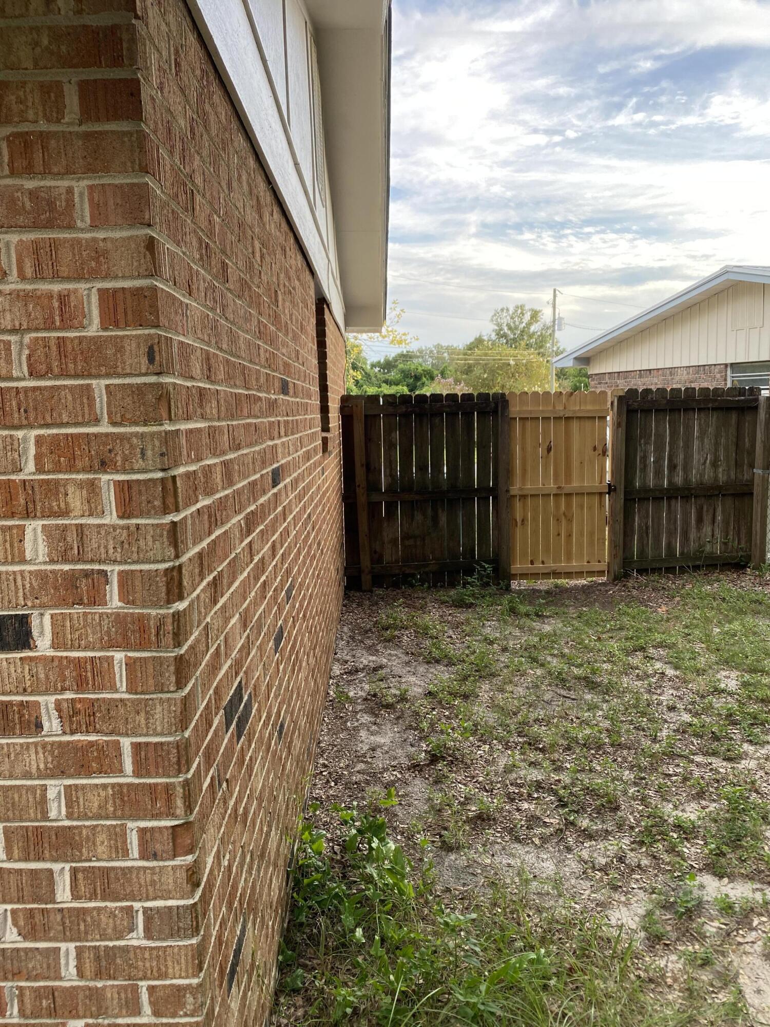 MIRAMAR EST 1ST ADD LOT 10 BLK C - Residential