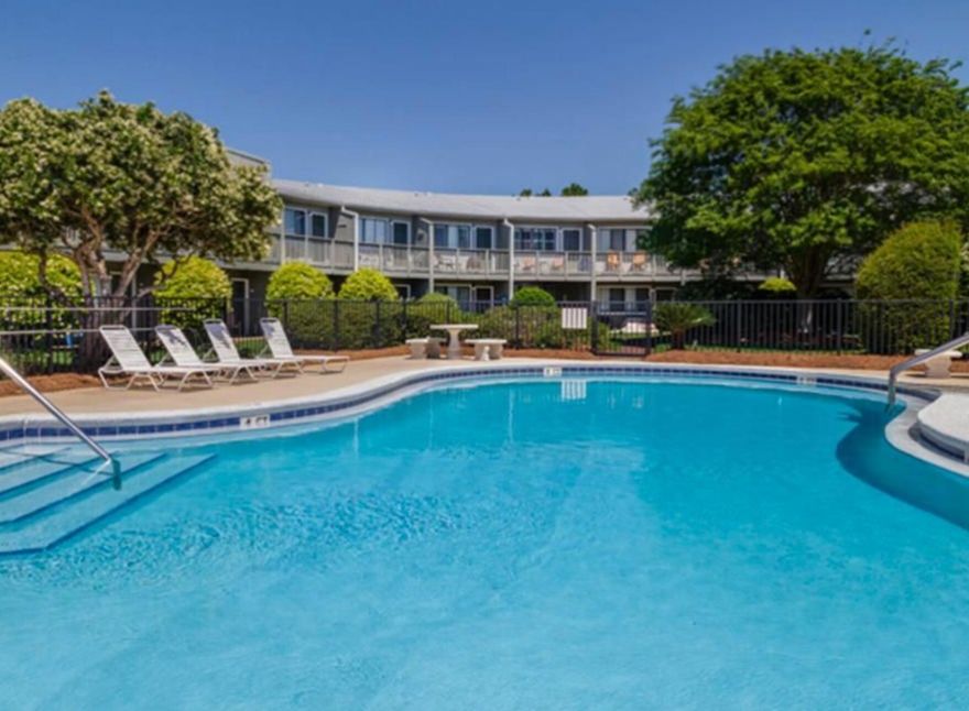 Completely remodeled with excellent decoration and furnishings this cozy studio is the perfect investment here on 30A.