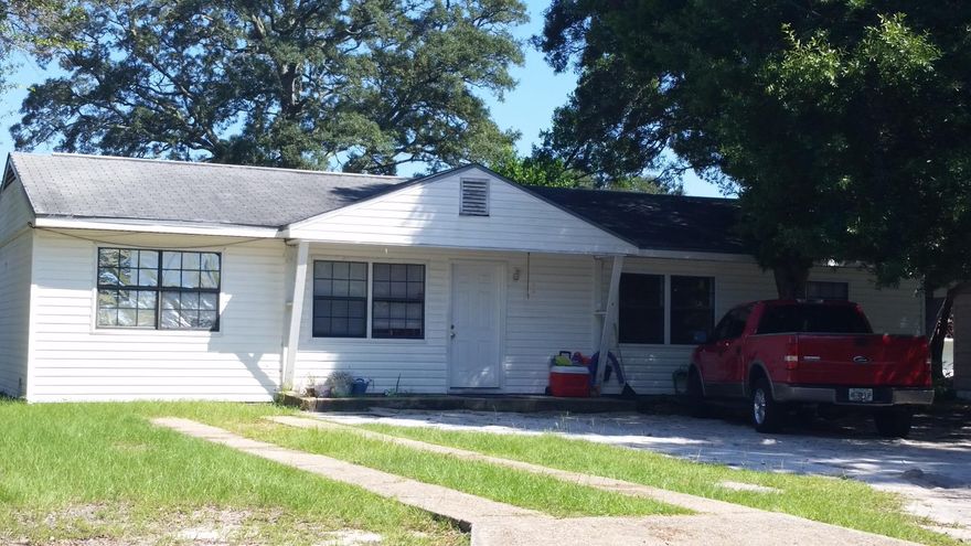 Cute home in Fort Walton Beach, one of 5 properties available on this block. And part of a larger parcel as well. Great for investor home buyer or might be just what you need as a developer. Call for more information.