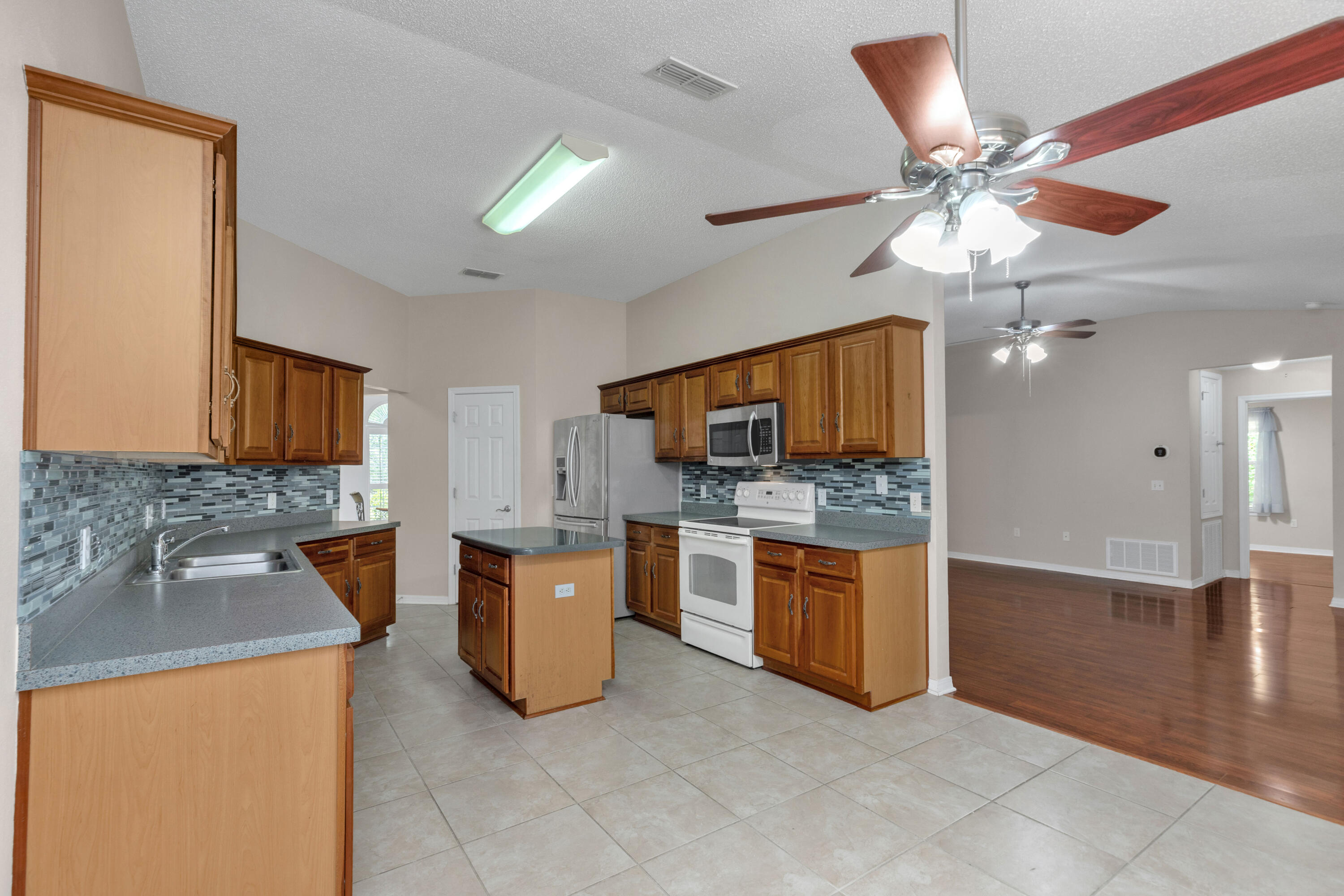 COUNTRYWOOD EST - Residential