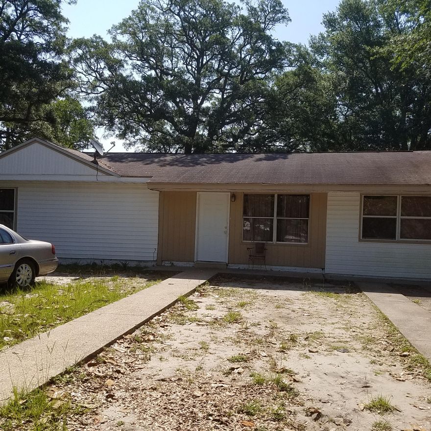 Cute home in Fort Walton Beach, . Perfect investment or Great for 1st time home buyer/might be just what you need as a developer. All floors are tiled. Needs updated but great bones. Sweat equity and have yourself a cozy place to call home. Call for more information.