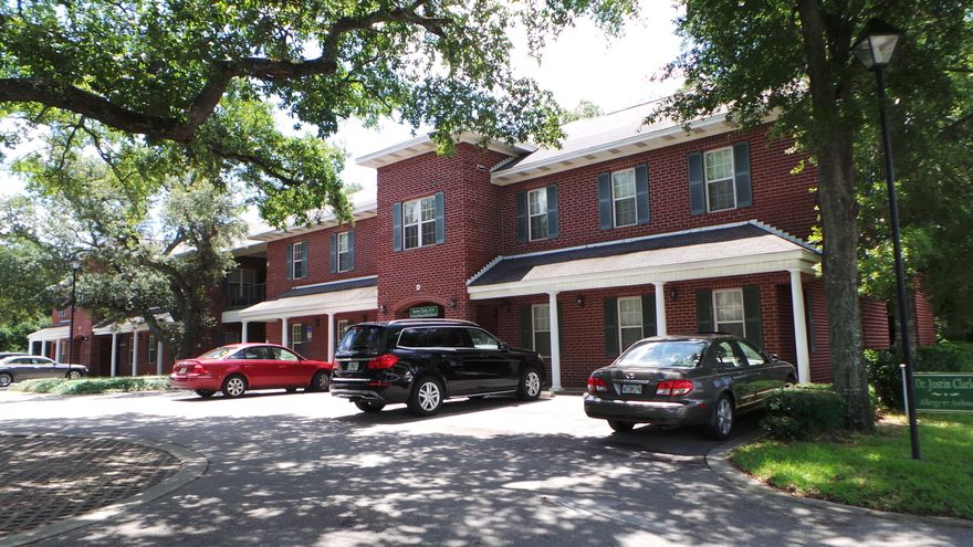 FIRST FLOOR PROFESSIONAL MEDICAL OFFICE SPACE CONVENIENT TO FORT WALTON MEDICAL CENTER..FOUR EXAM ROOMS, ONE DOCTOR'S OFFICE, LARGE WAITING ROOM, RECEPTION AREA WITH FILE ROOM, ADMIN OFFICE, LAB, BREAKROOM..NOT A TRIPLE NET LEASE..
