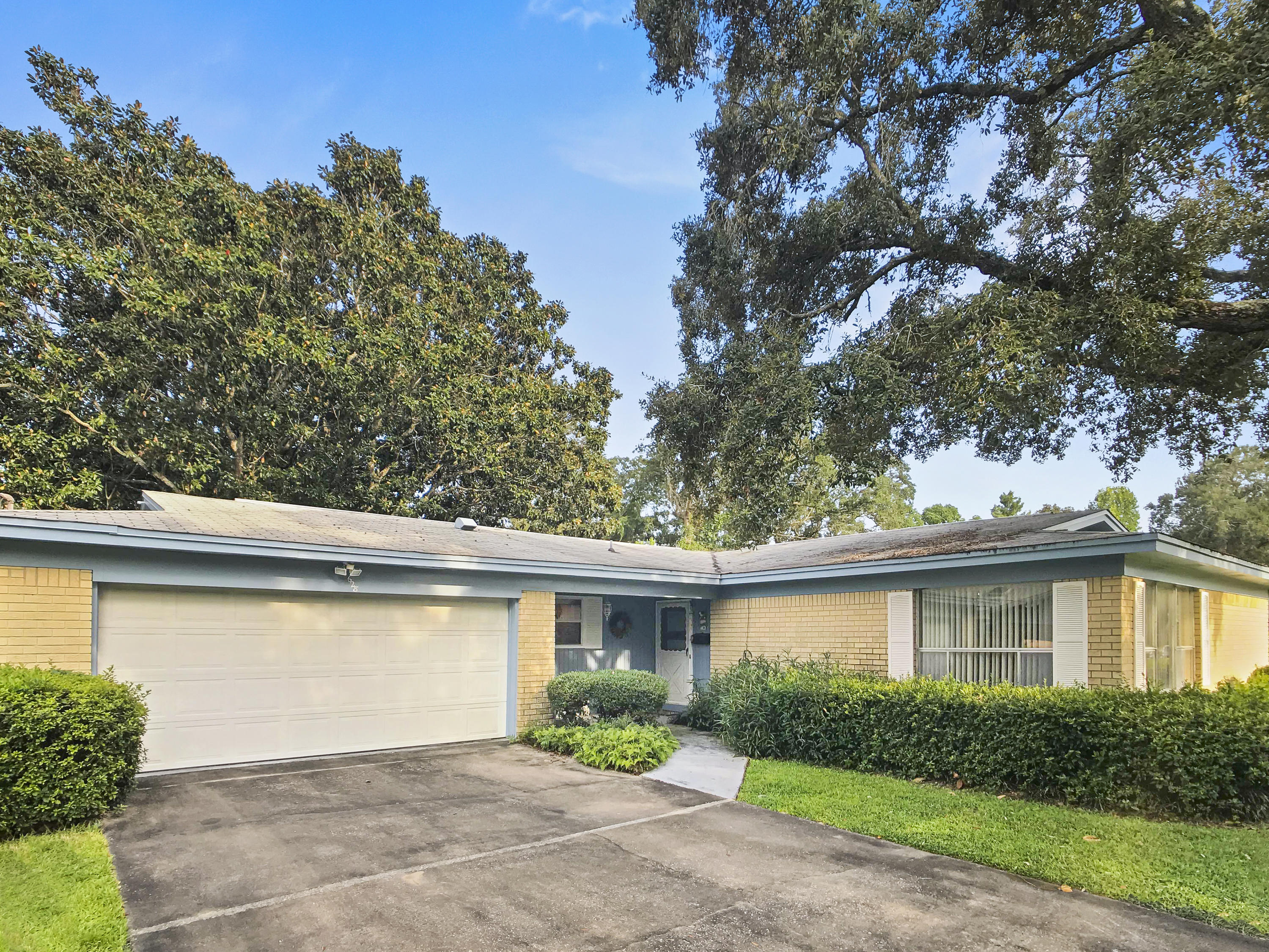 COUNTRY CLUB ESTATES 1ST ADDN - Residential