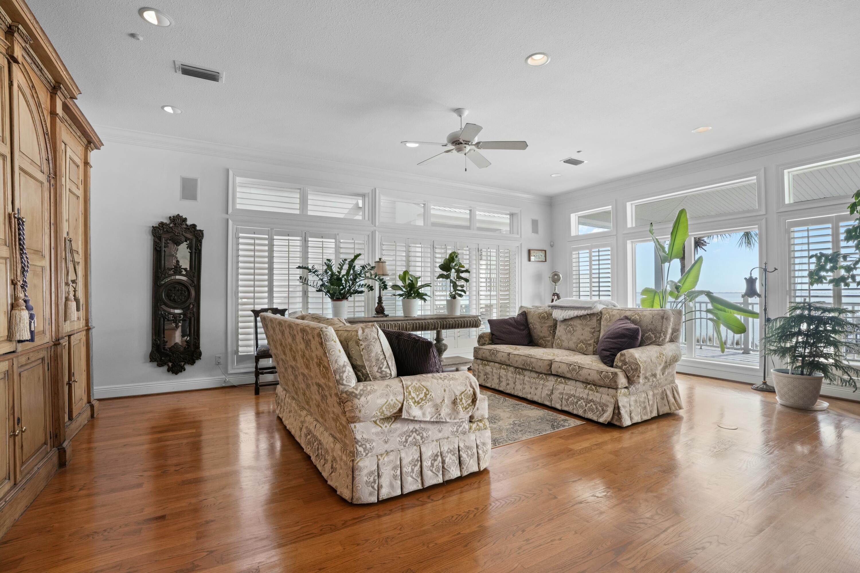 BLACK POINTE - Residential