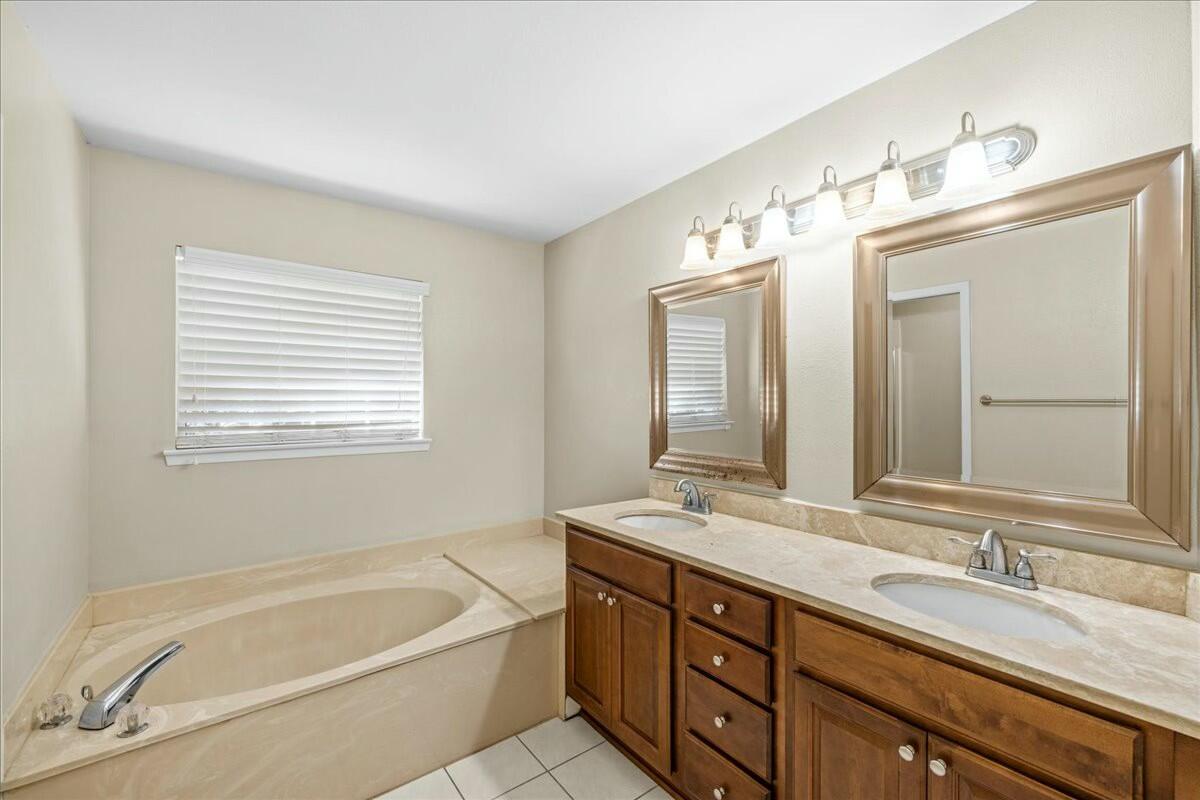 FAIRWAY LAKES PH 1 - Residential