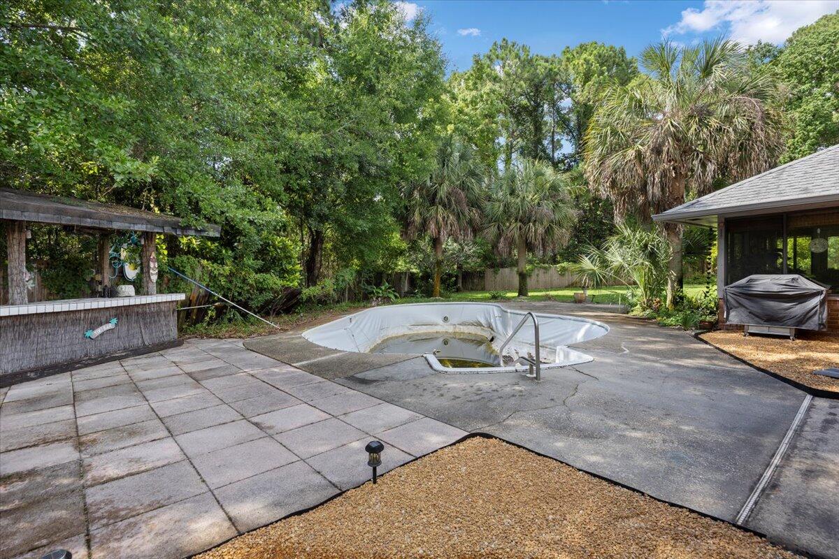 BAY WOODS - Residential