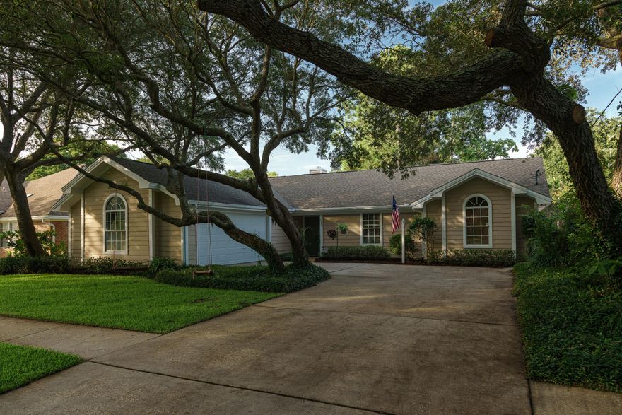 Breathtaking. That's the word I would use to describe this cozy house in Destin. This beauty boasts new waterproof LVP Flooring, new interior paint, new recessed LED lighting, granite countertops, tile backsplash, new sinks, faucets, and new closet doors and trim in the bedrooms. The back porch and back yard make this house perfect for entertaining guests as well as the open floor concept that connects the living room, dining area, and kitchen. This house radiates with natural light that flows through the windows and doors in the living room and dining area. The Master Bedrooms walk in shower is quite the spectacle.This house is walking distance to some of Destin's best parks right on the Bay as well as a 5 minute drive to the incredible beaches Destin is known for.