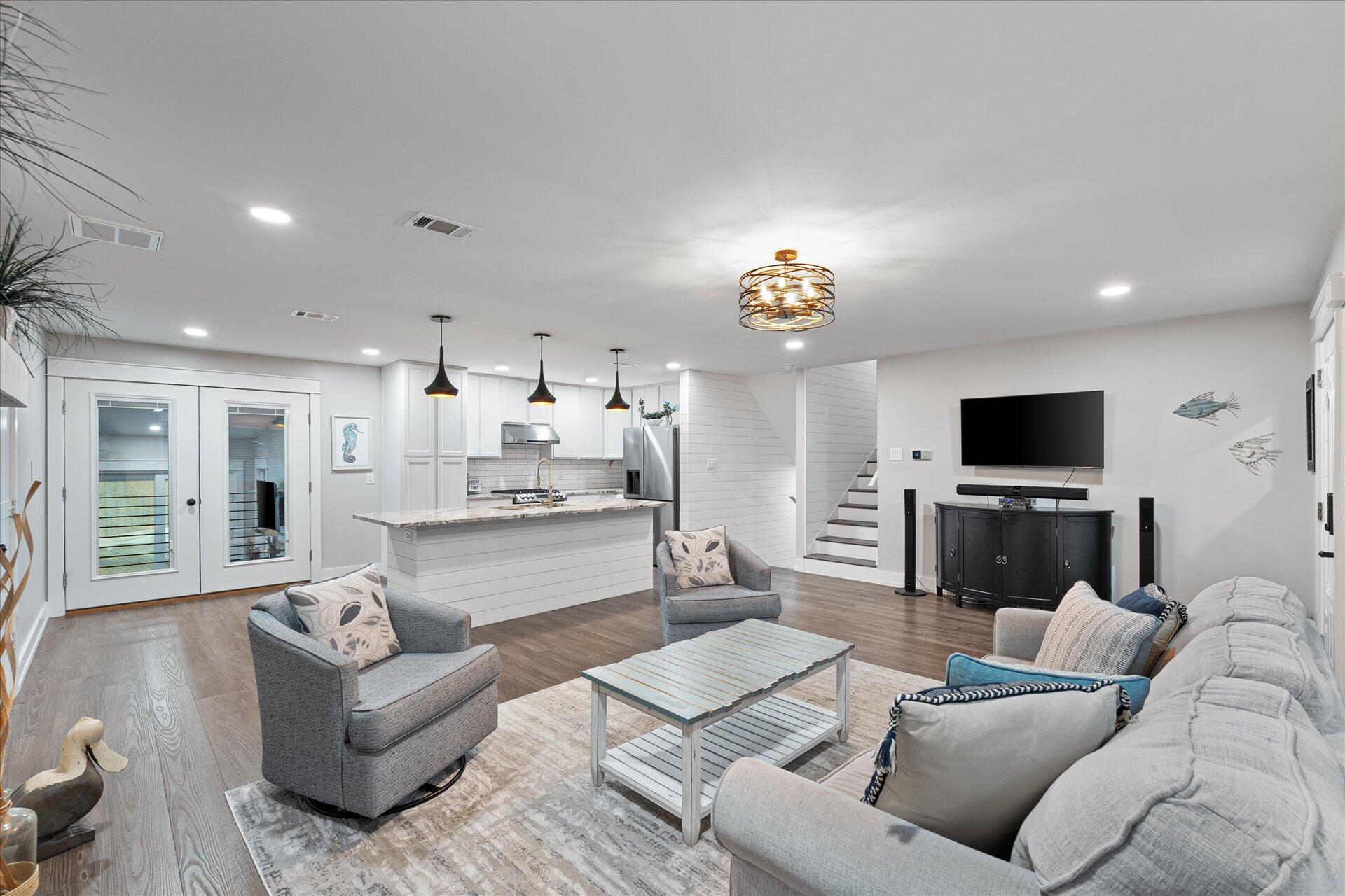 COLONIAL ESTATES - Residential