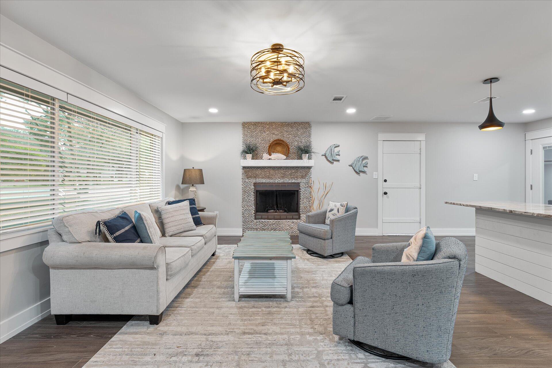 COLONIAL ESTATES - Residential