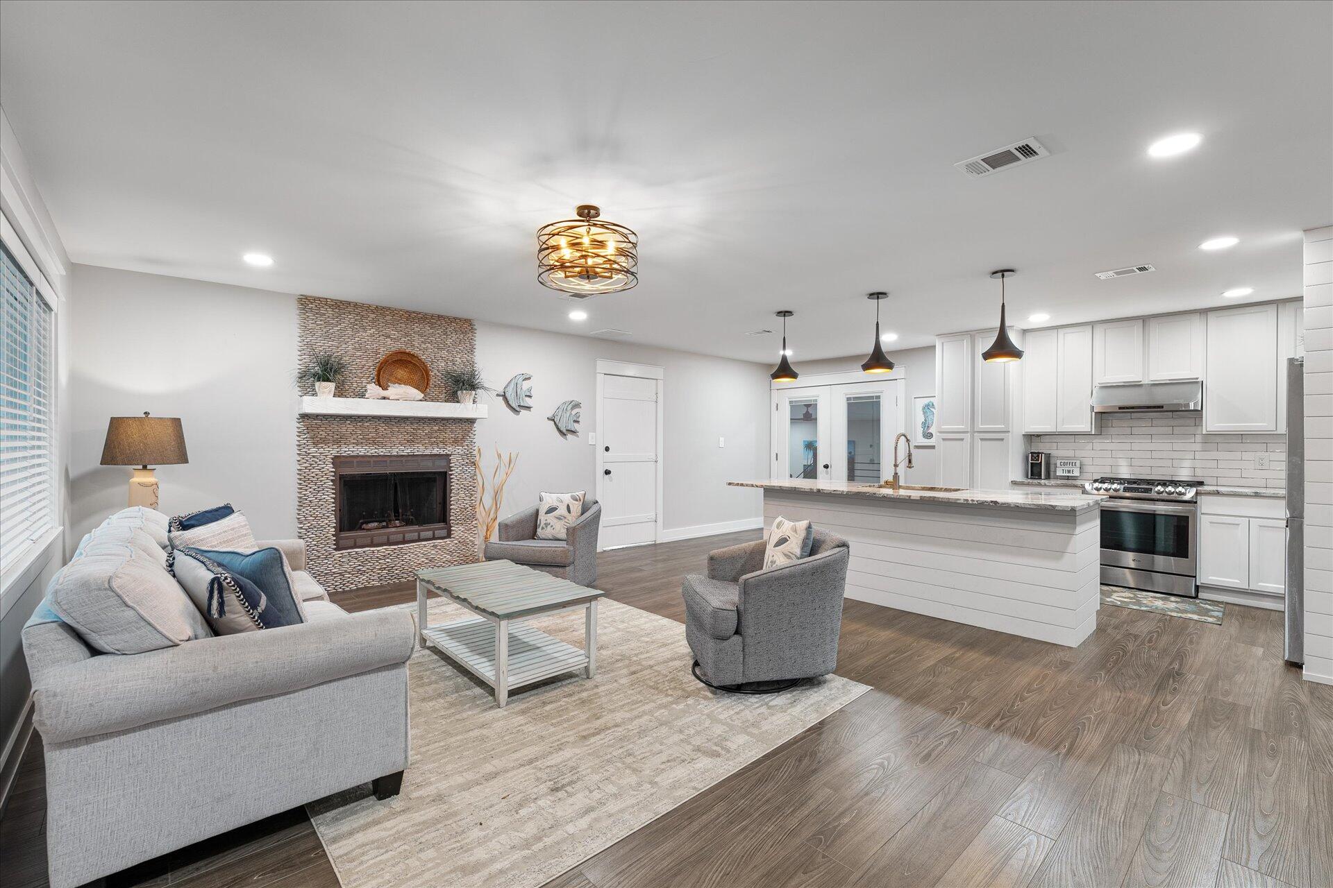 COLONIAL ESTATES - Residential