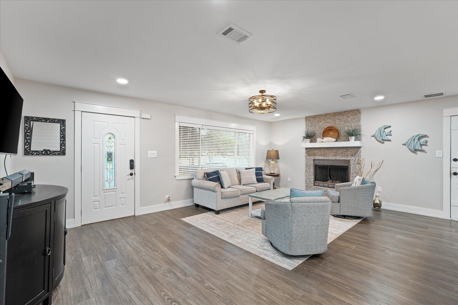 COLONIAL ESTATES - Residential