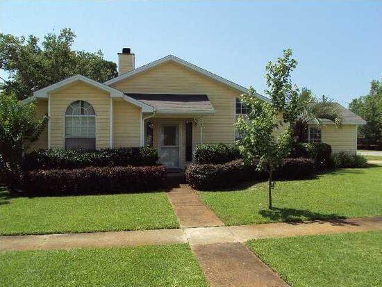 Single family house in Destin under $330K! 3 bedroom, 2 bath, 2 car garage, in central Destin. Open floorplan with split bedrooms. Nice quiet corner lot in a culdesac with lots of potential. Great neighborhood conveniently located near the beach, harbor, shopping, schools, restaurants, and nightlife. SHORT TERM RENTALS ARE NOT ALLOWED IN THIS LOCATION PER CITY OF DESTIN ZONING.
