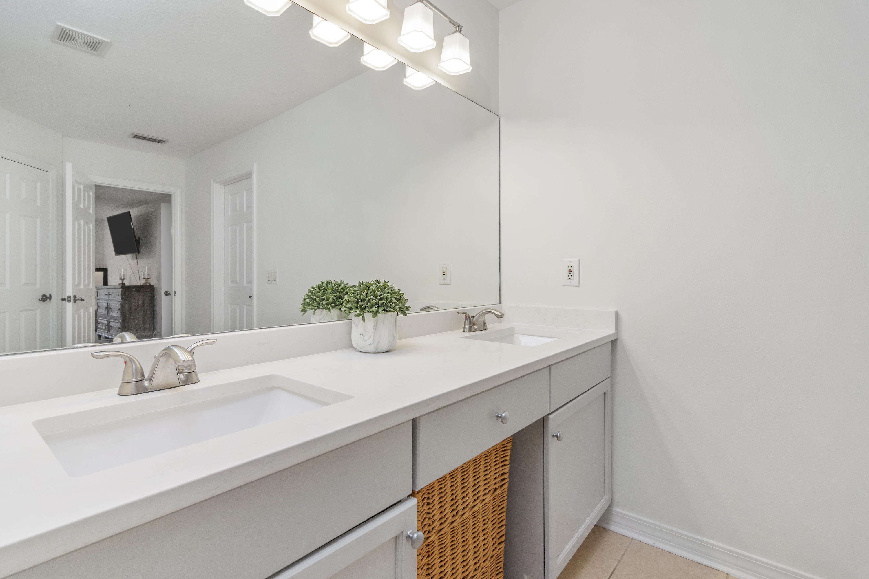 PELICAN BAY - Residential