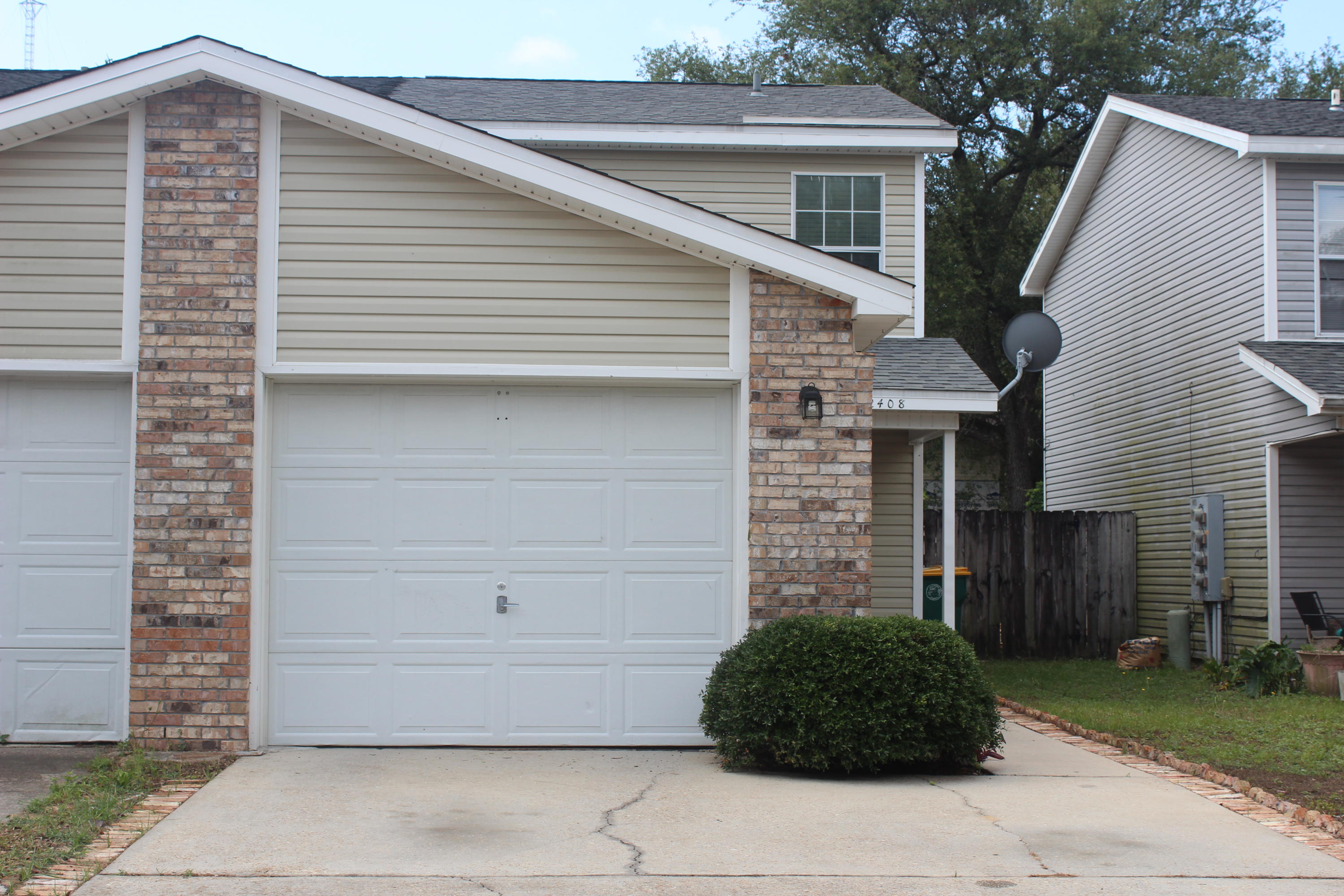 Buyers Remorse.Back on market.Great location and walking distance to Pryor Middle School and Choctawhatchee High School. Fresh paint, new back splash, new tile floors. Small but great yard with storage. Home is ready for new buyer. The one car garage is extra long.