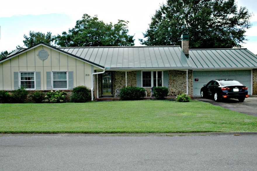 Nice home in peaceful centrally located Destin neighborhood! Large partially fenced yard...Fireplace, breakfast bar, laundry room, and patio!