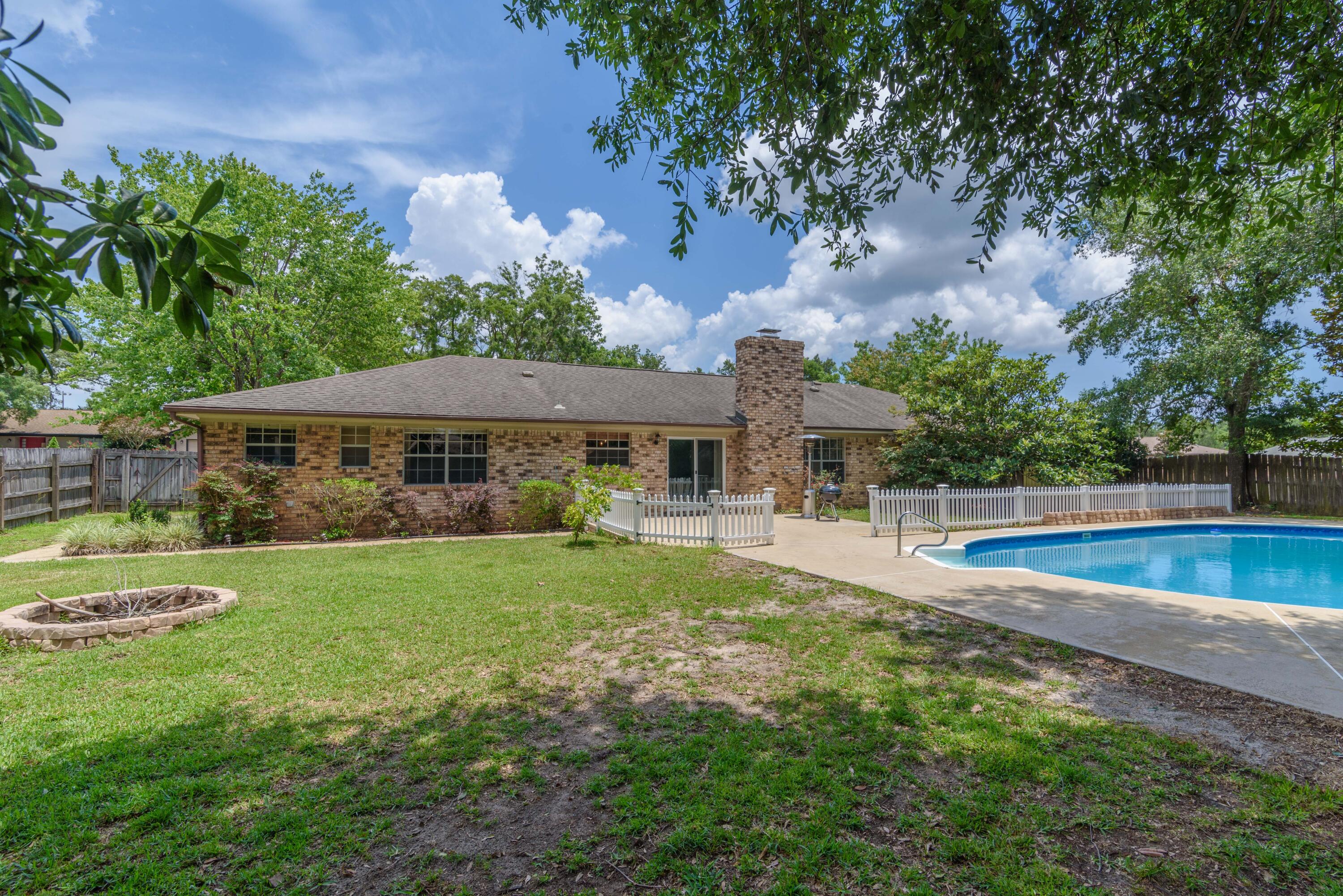 LAKE CHARLENE - Residential
