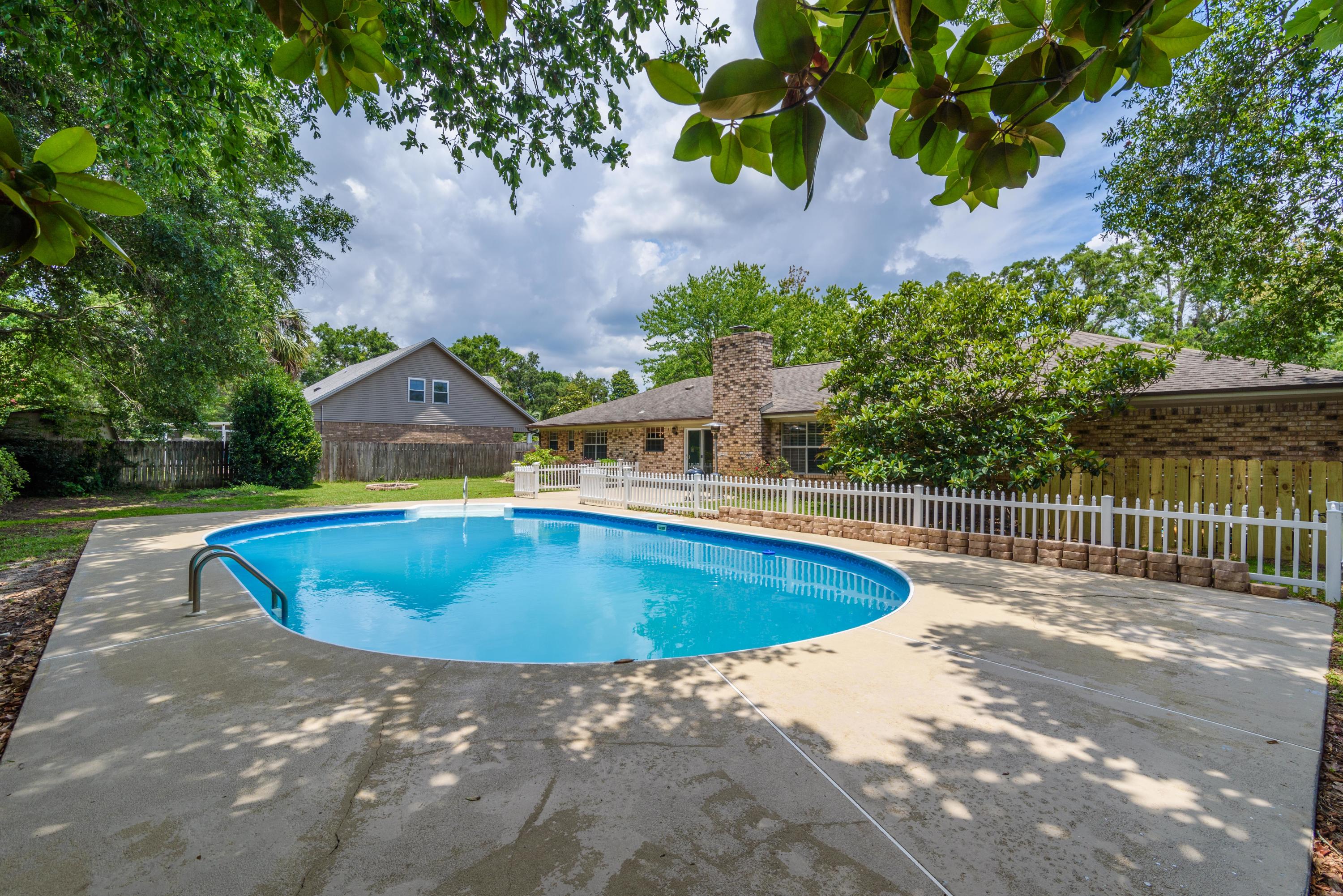 LAKE CHARLENE - Residential