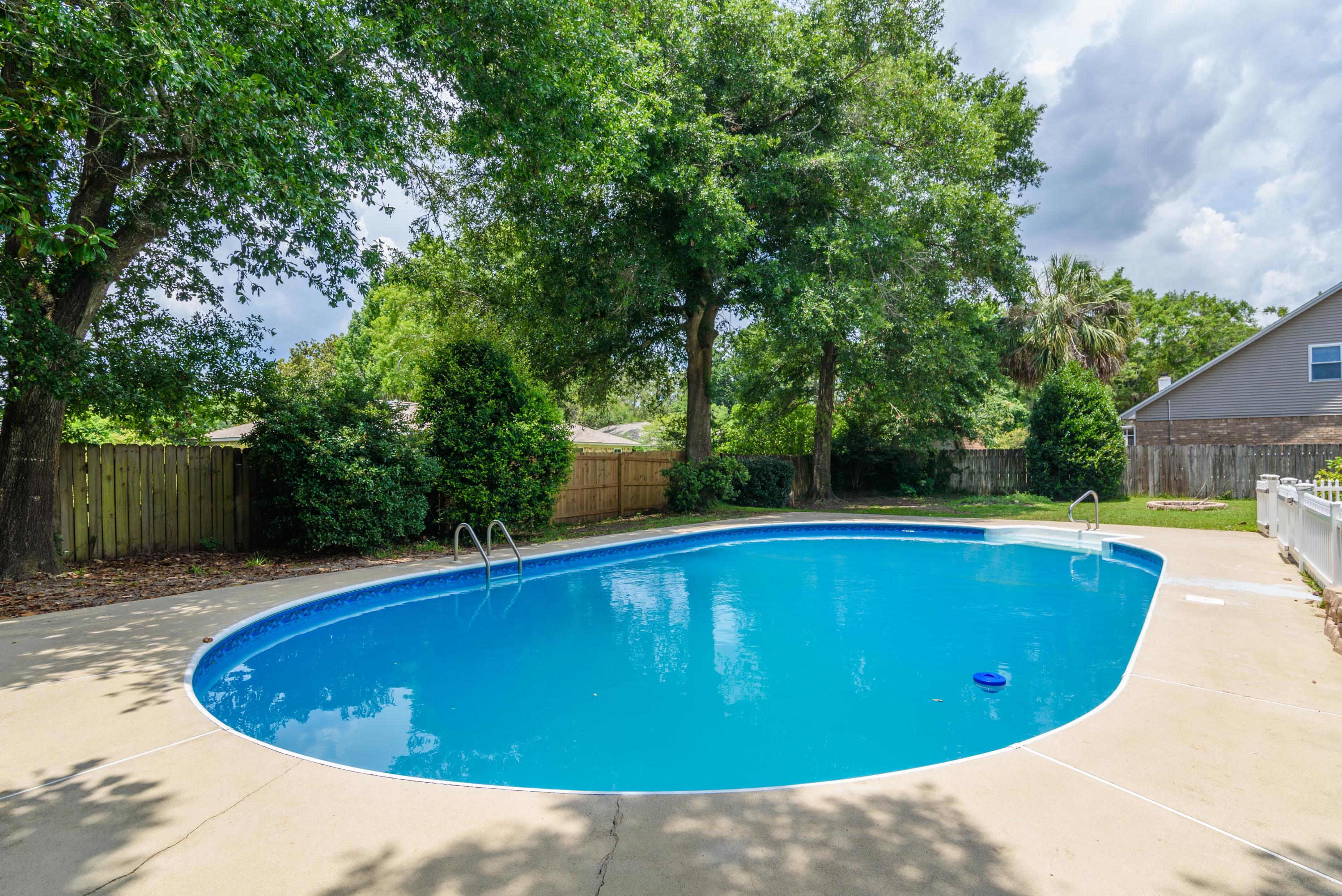 LAKE CHARLENE - Residential