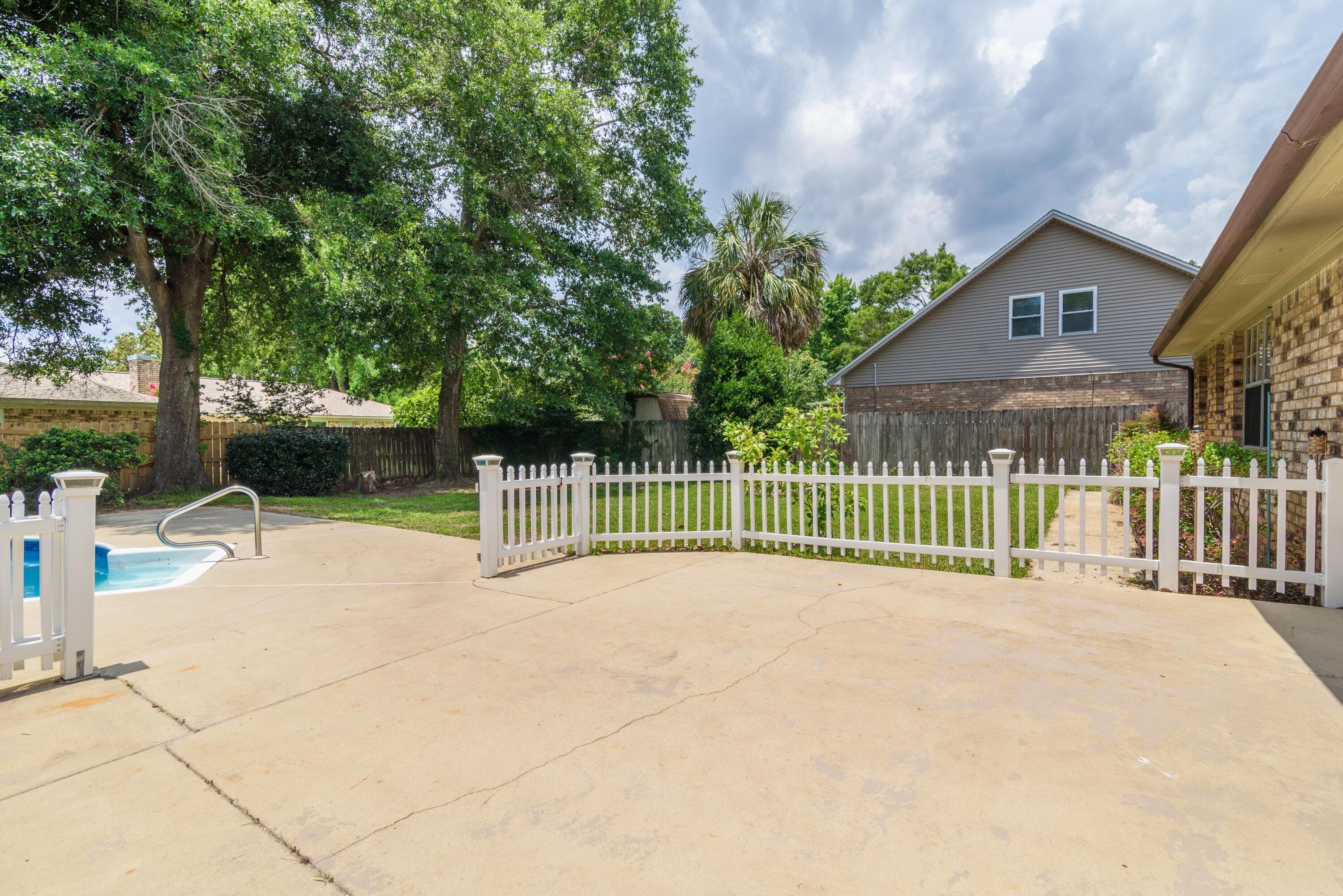 LAKE CHARLENE - Residential