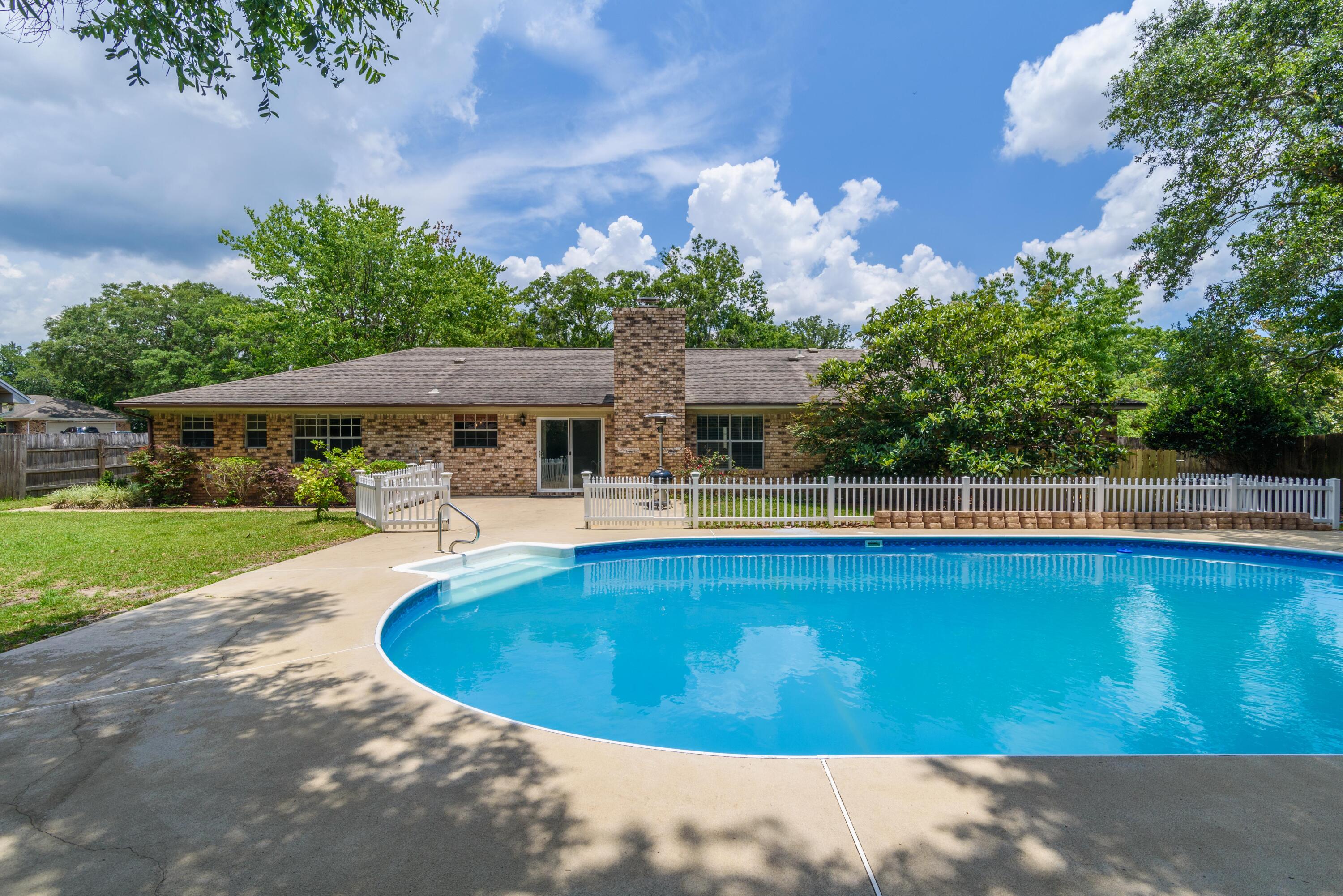 LAKE CHARLENE - Residential