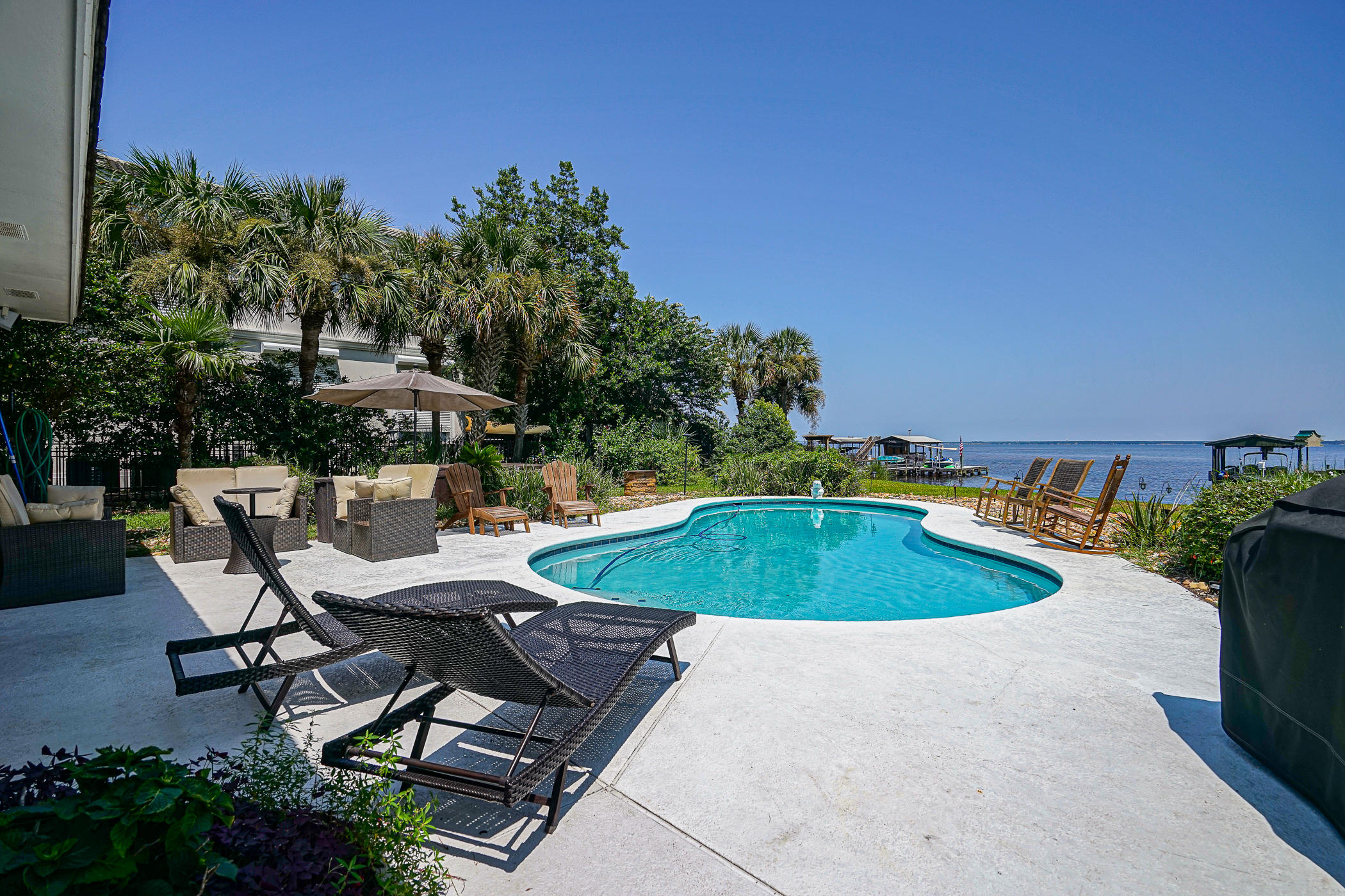 WHISPERING OAKS - Residential
