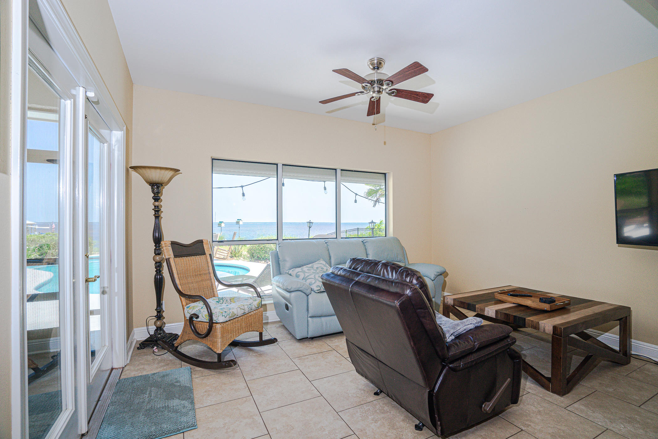 WHISPERING OAKS - Residential