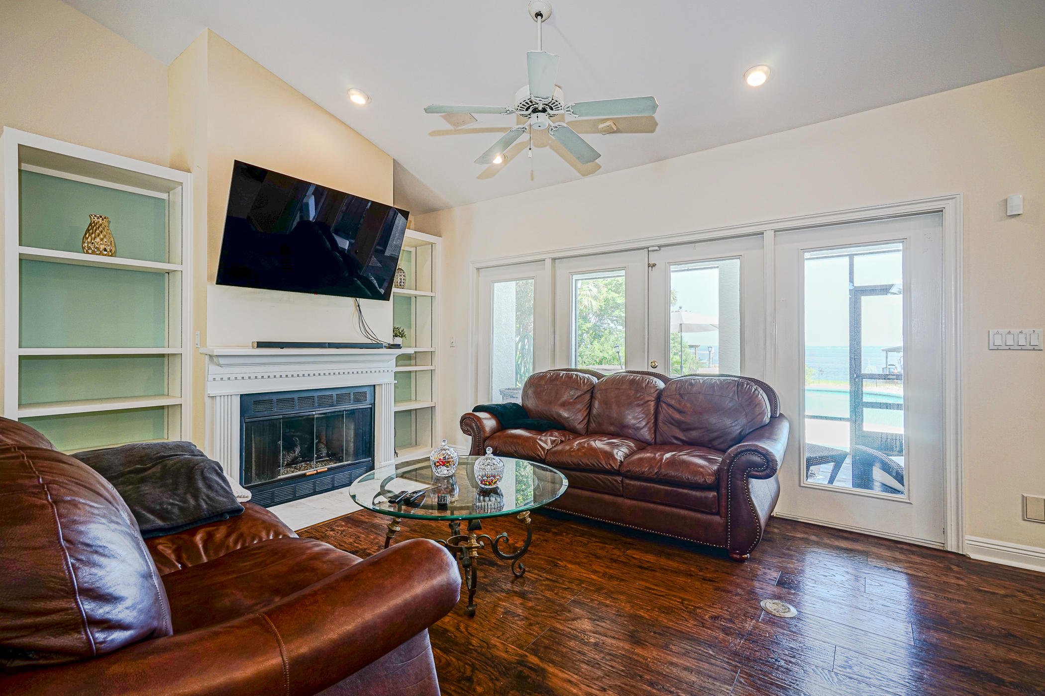 WHISPERING OAKS - Residential