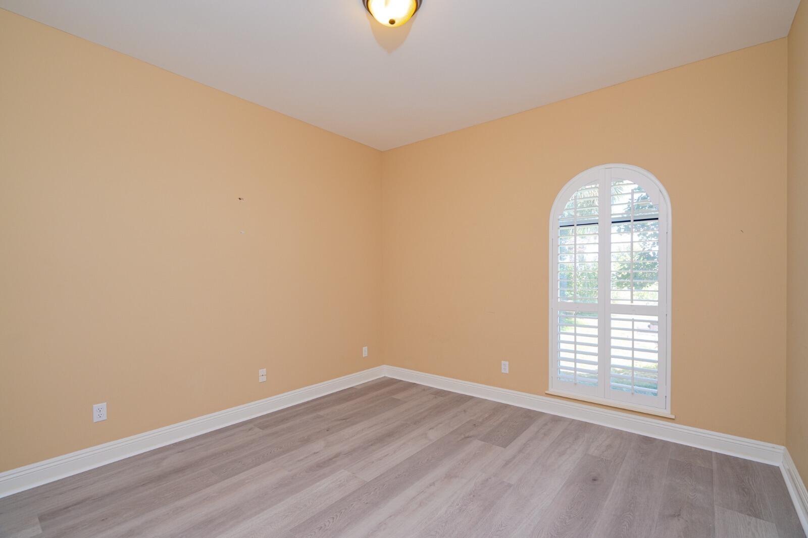 WHISPERING OAKS - Residential