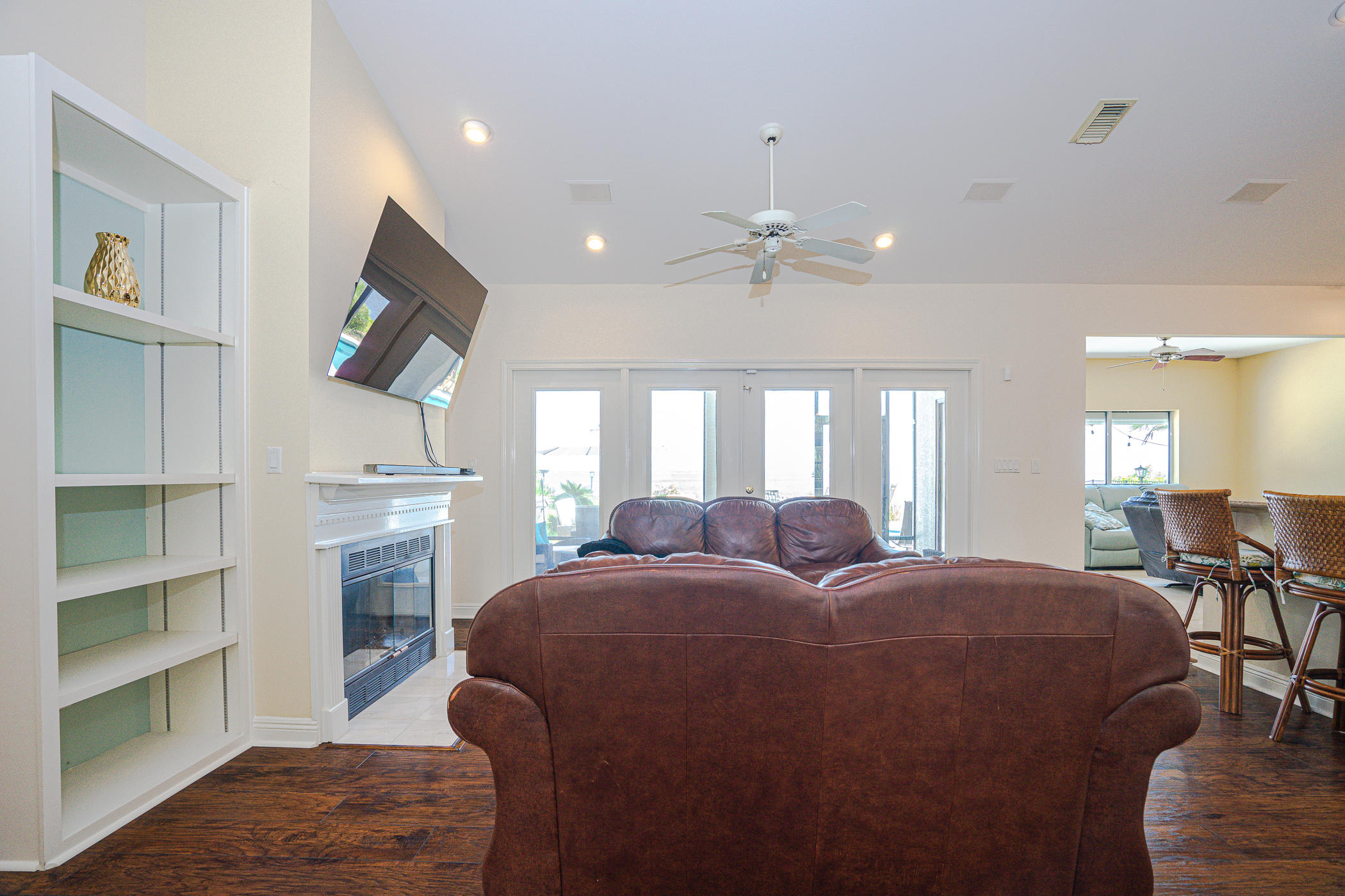 WHISPERING OAKS - Residential