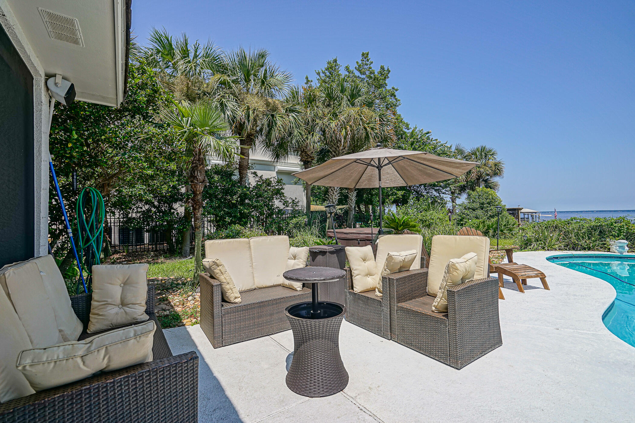 WHISPERING OAKS - Residential
