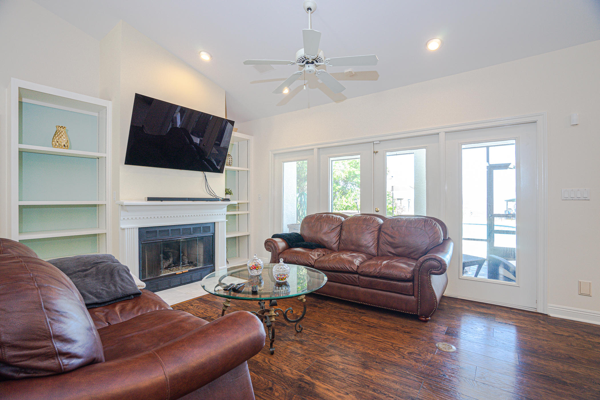WHISPERING OAKS - Residential
