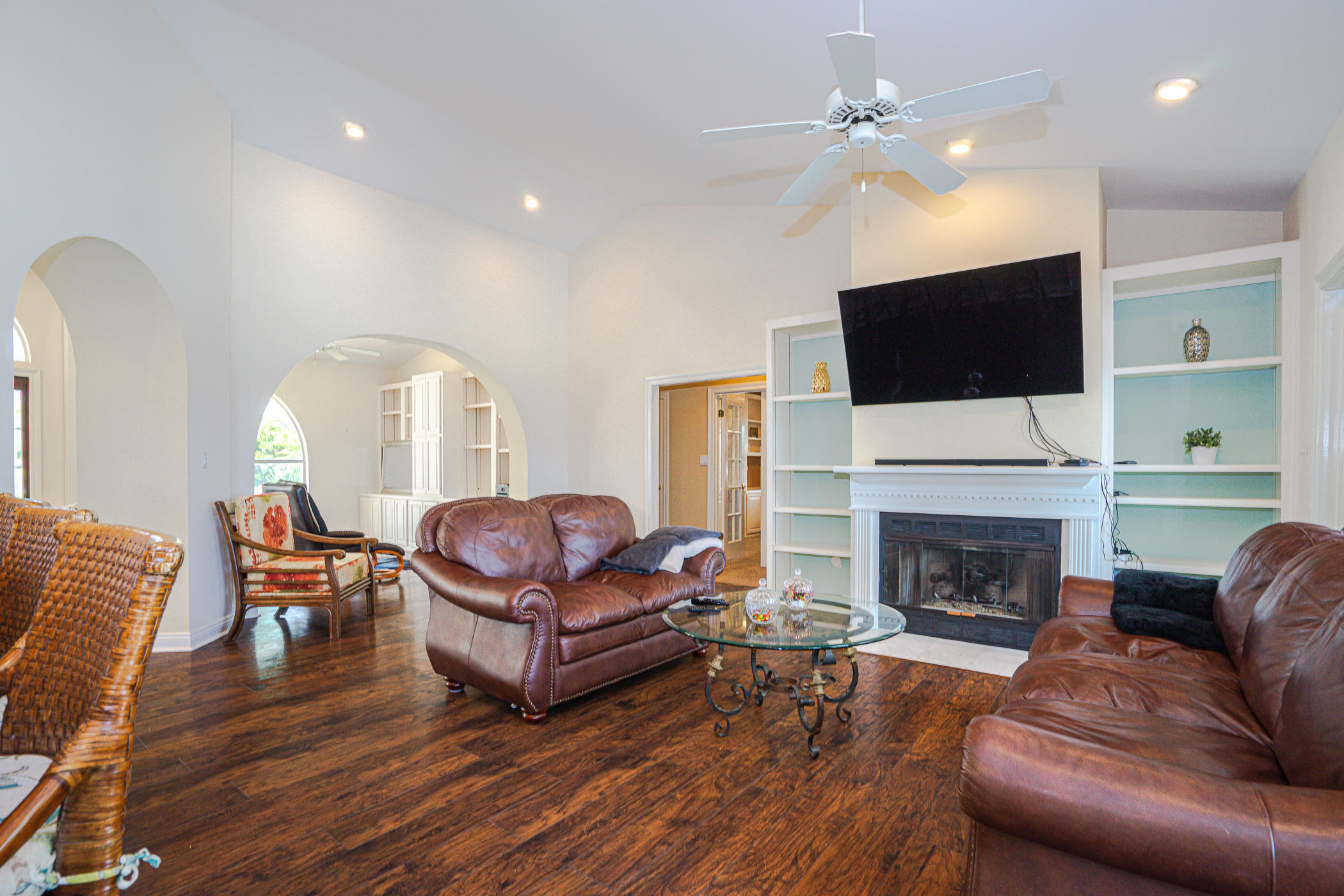 WHISPERING OAKS - Residential