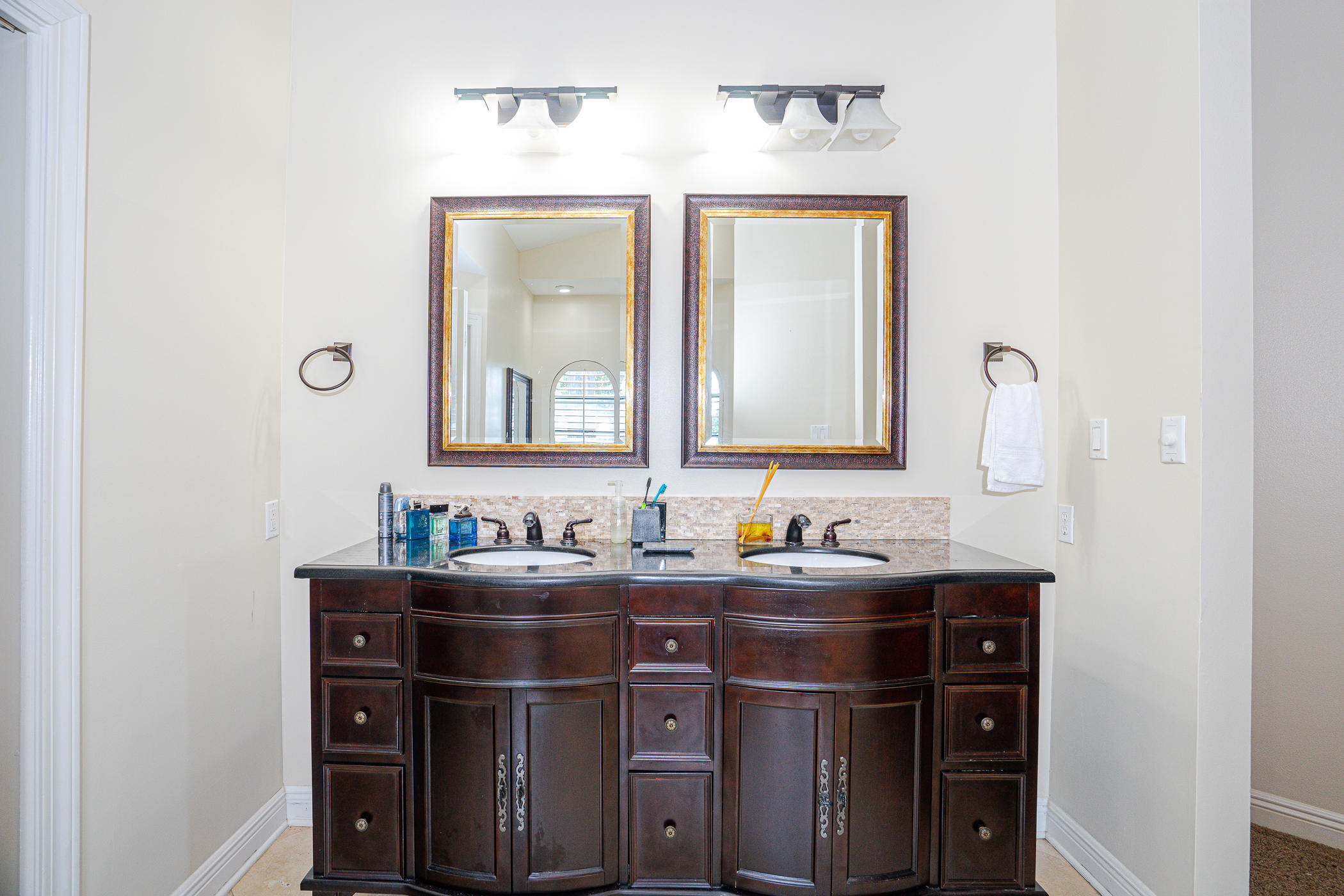 WHISPERING OAKS - Residential