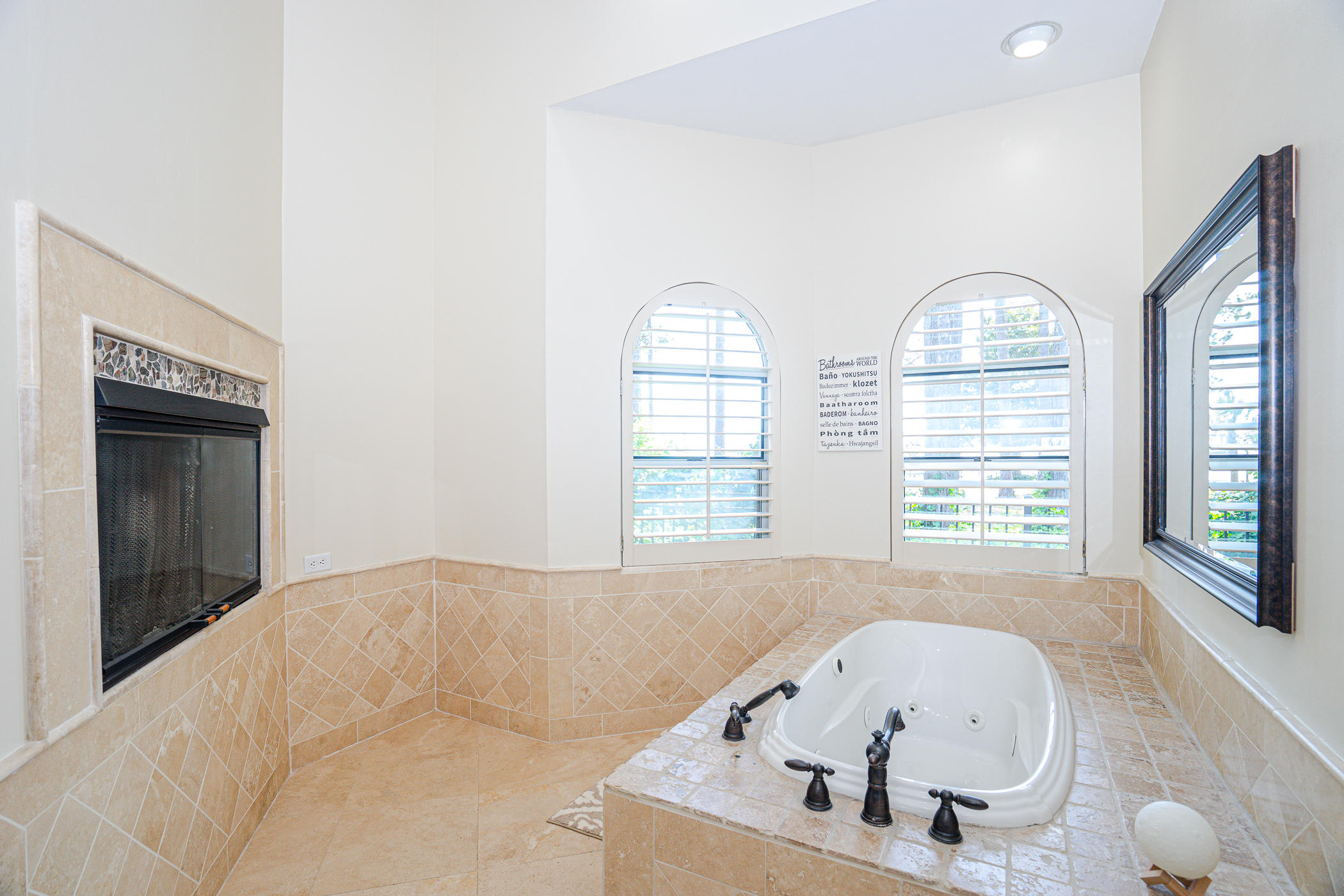 WHISPERING OAKS - Residential