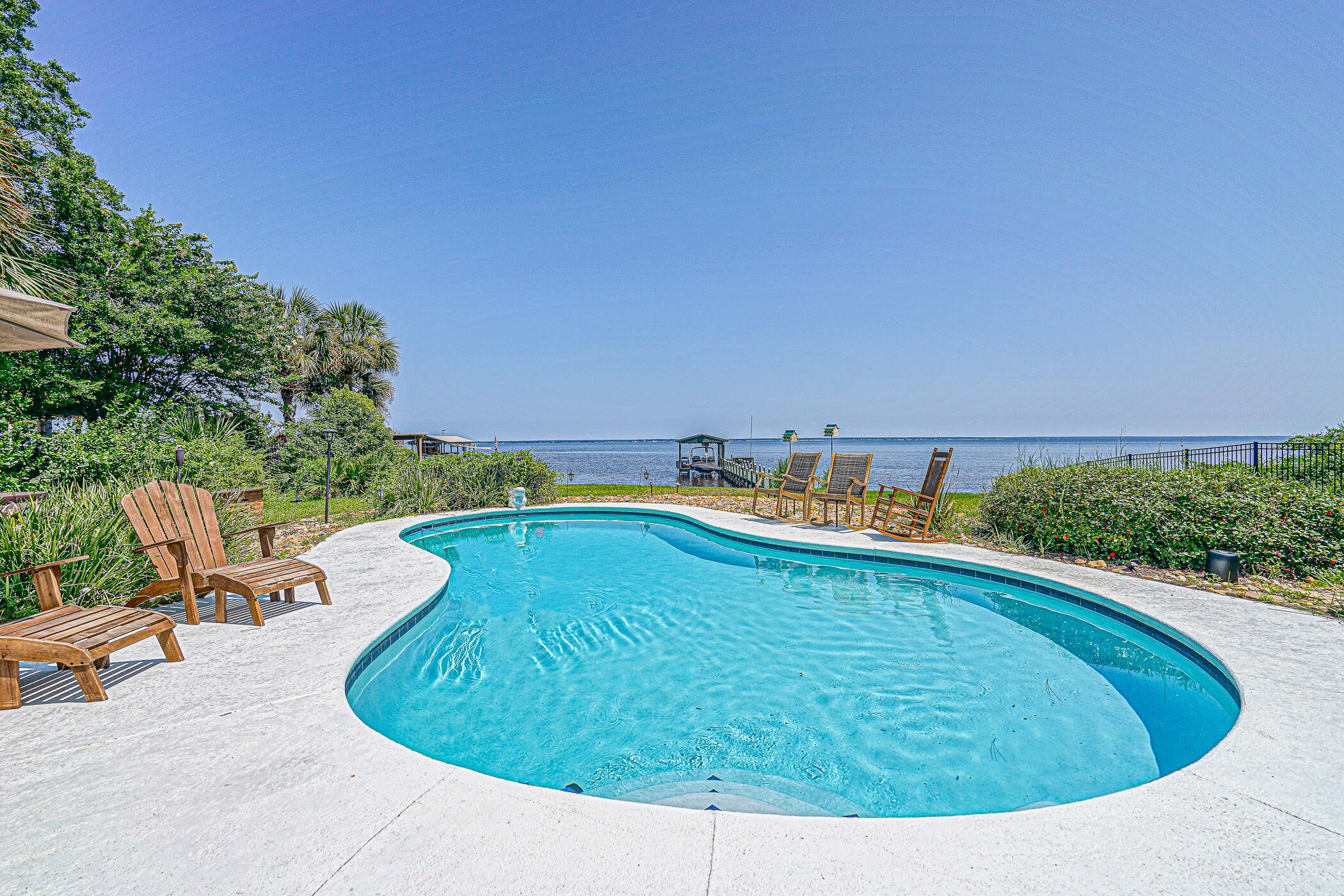 WHISPERING OAKS - Residential